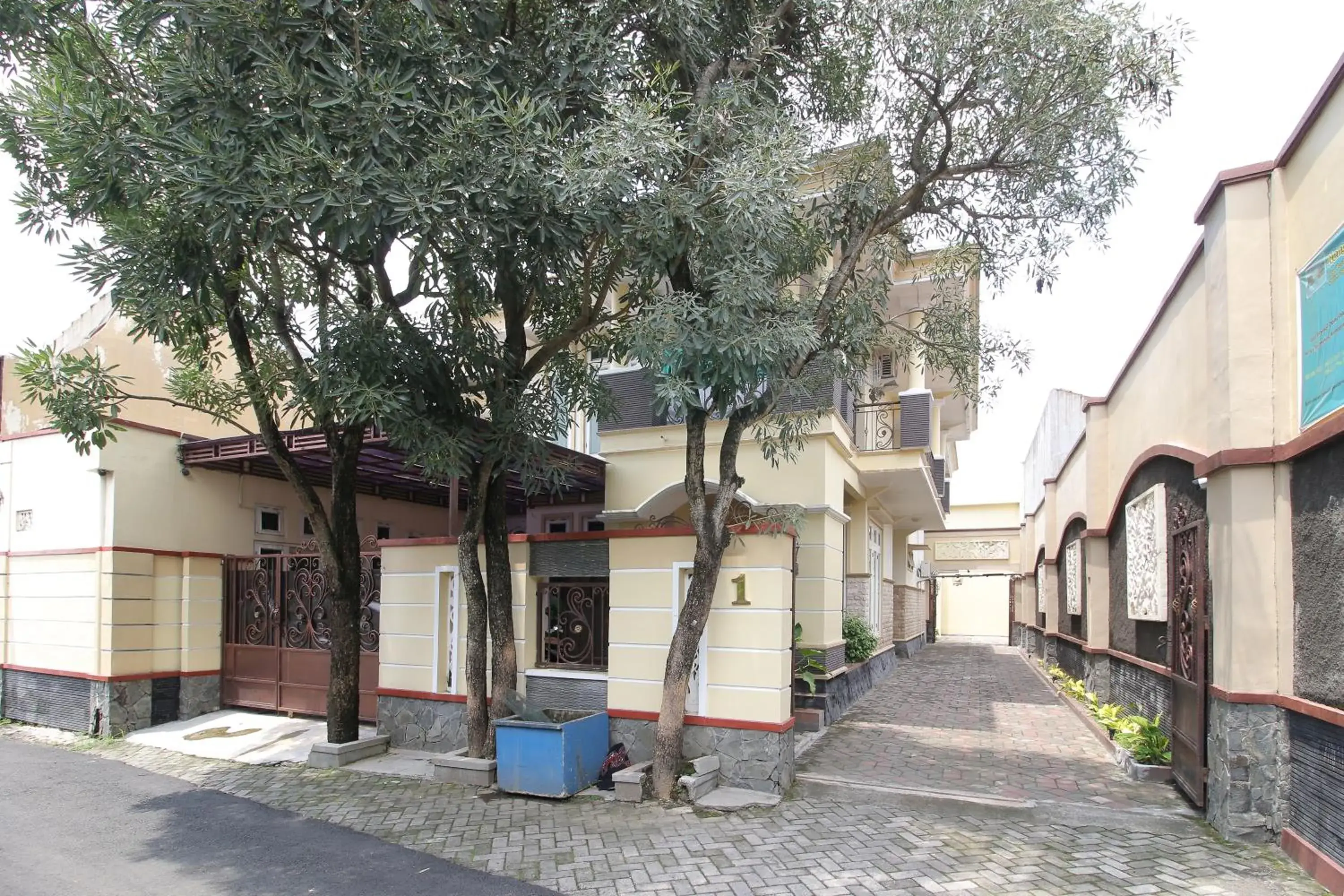 Property building in RedDoorz Plus near STIE YKPN Property building in RedDoorz Plus near STIE YKPN