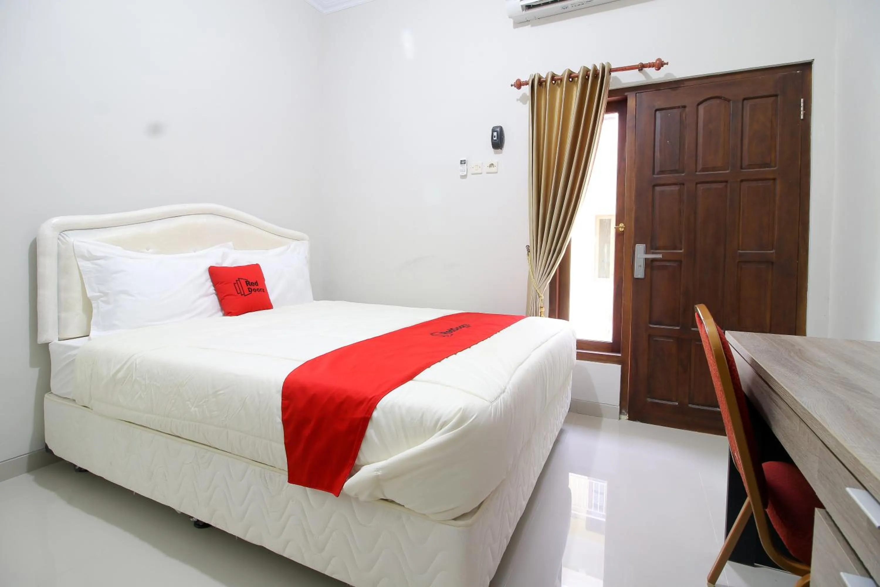 Bedroom, Bed in RedDoorz Plus near STIE YKPN