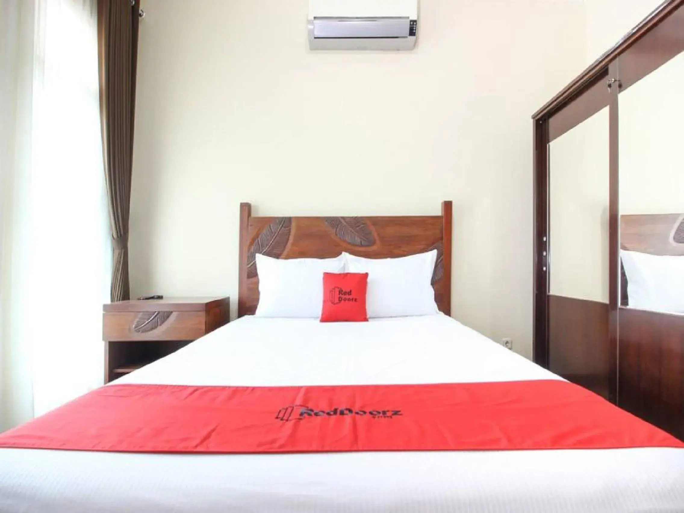 Bedroom, Bed in RedDoorz Plus near STIE YKPN Bedroom, Bed in RedDoorz Plus near STIE YKPN