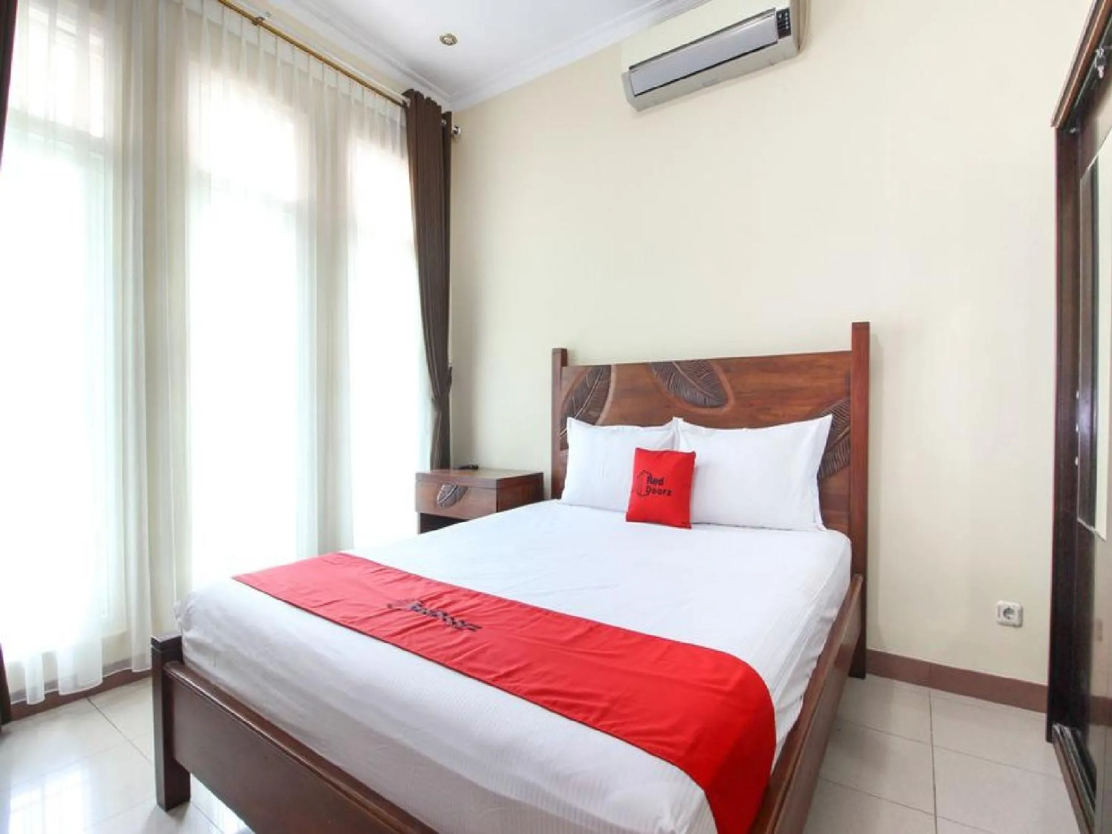 Bedroom, Bed in RedDoorz Plus near STIE YKPN