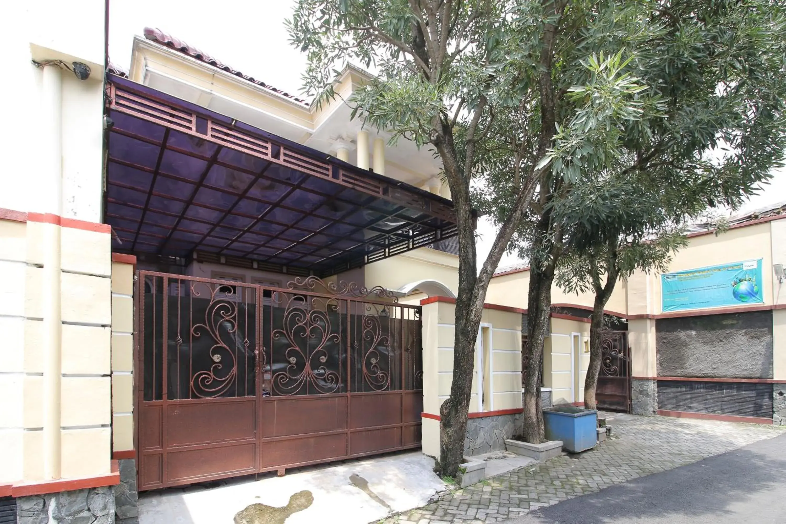 Facade/entrance in RedDoorz Plus near STIE YKPN Facade/entrance in RedDoorz Plus near STIE YKPN