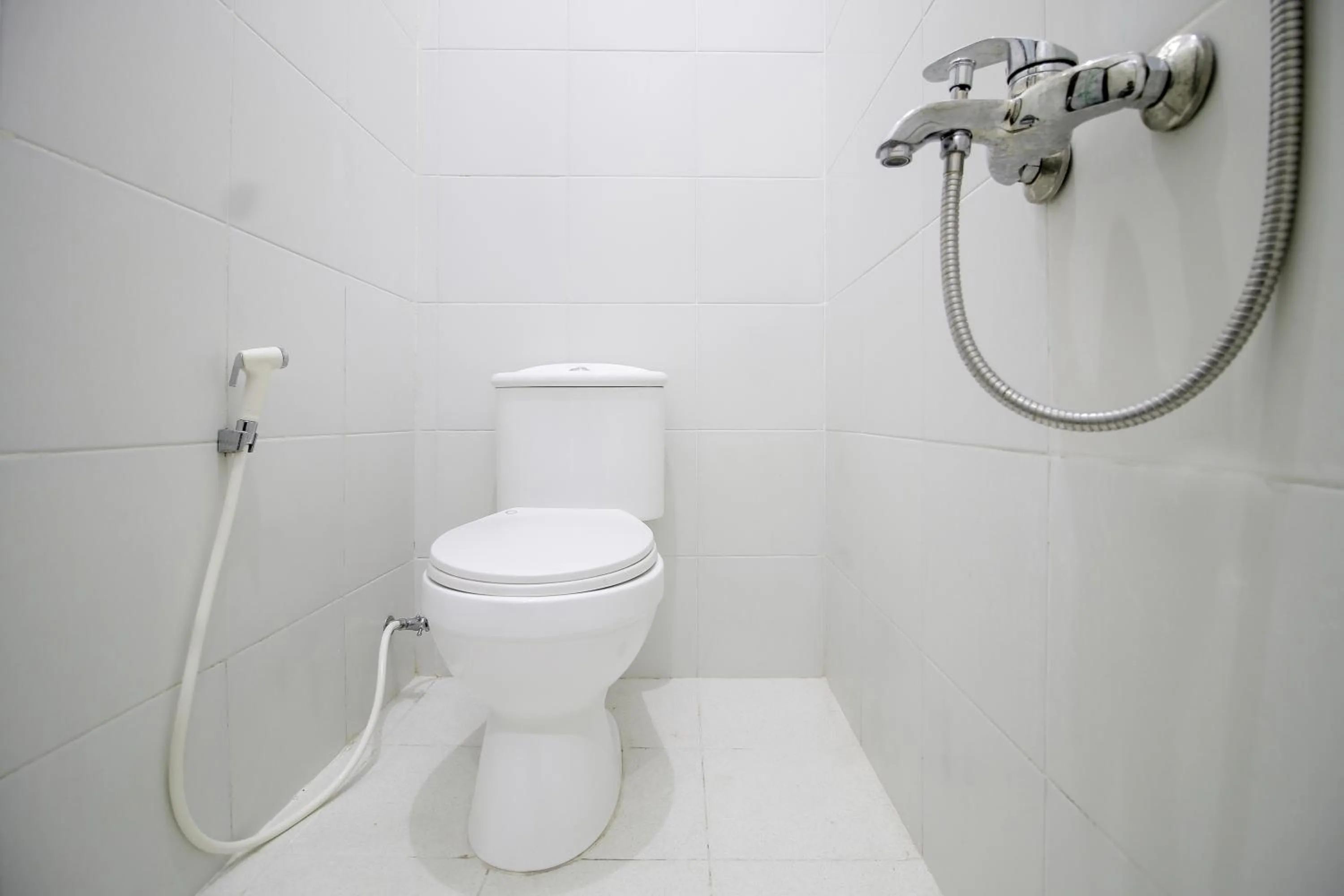 Bathroom in RedDoorz Plus near STIE YKPN