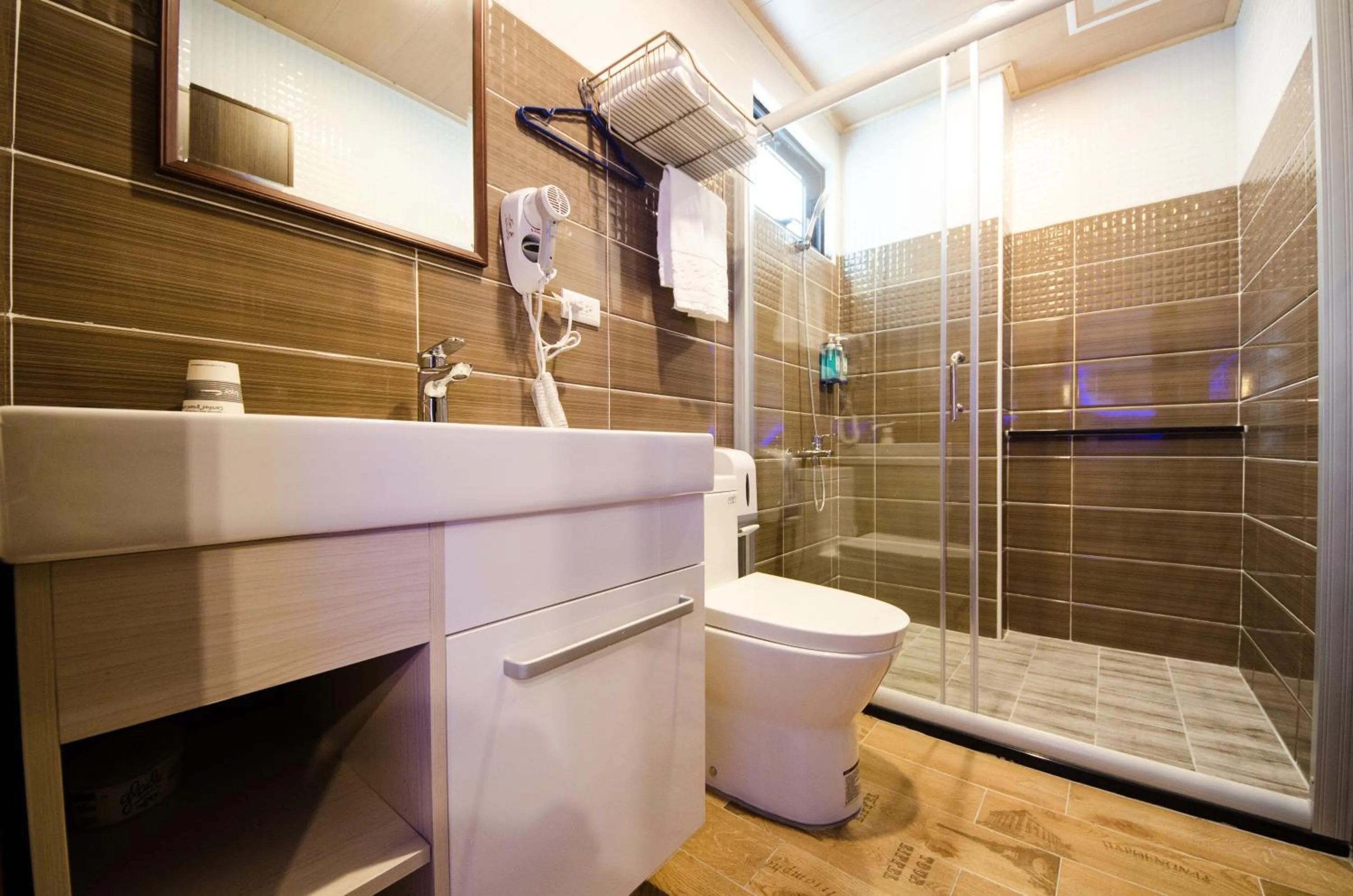 Shower in Summer Bay Inn