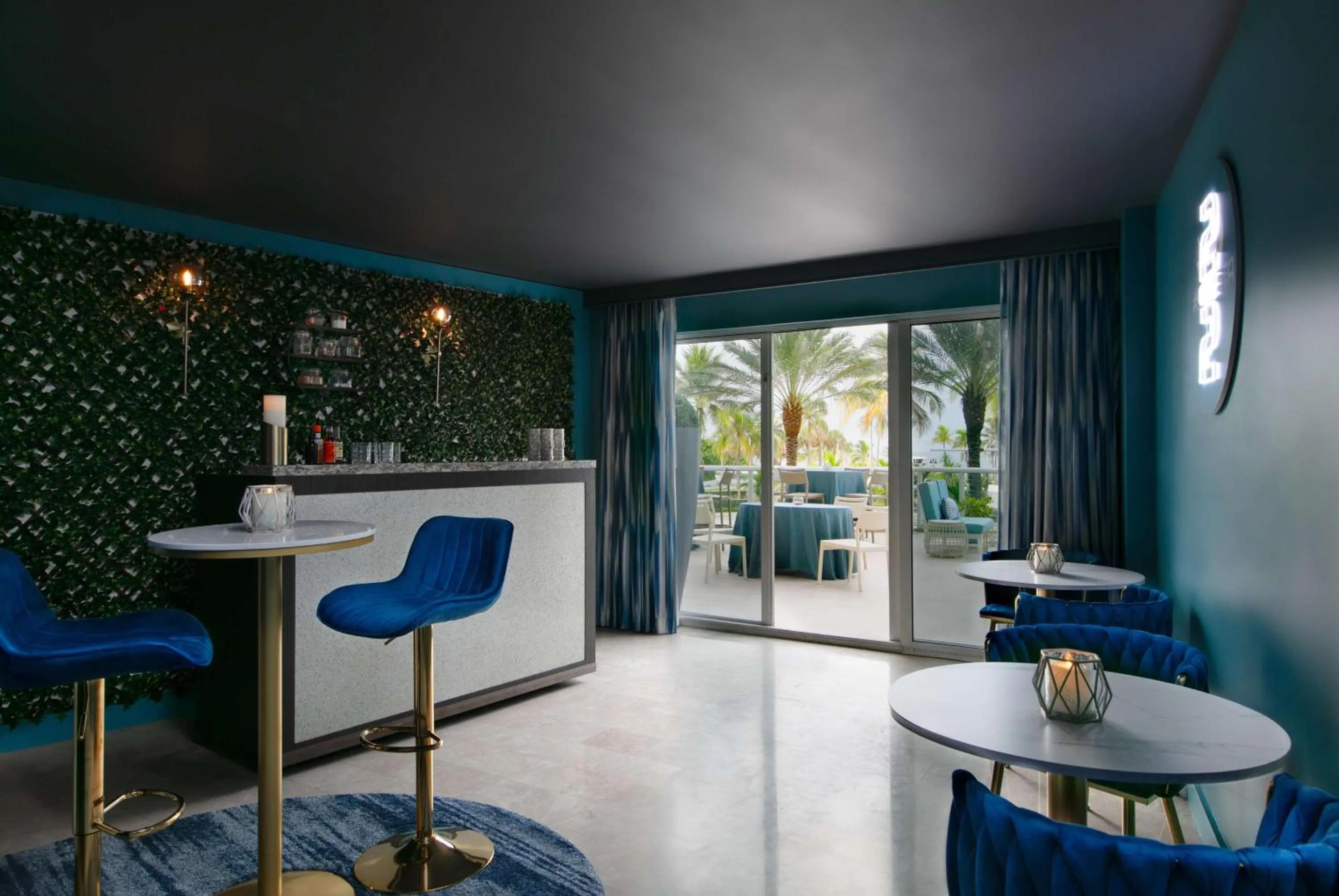 Lounge or bar in Sonesta Fort Lauderdale Beach