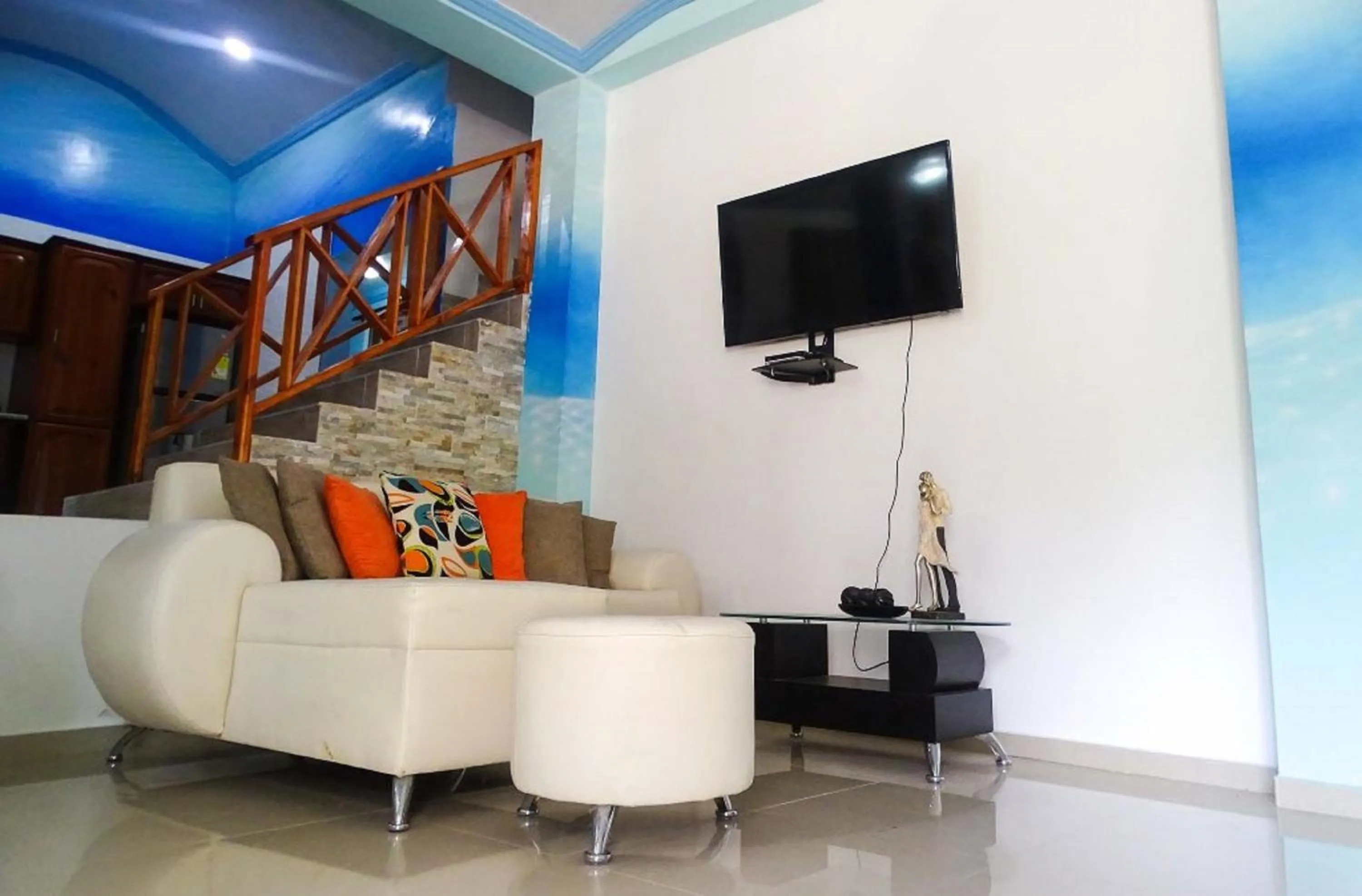 Communal lounge/ TV room in Posada Faych House