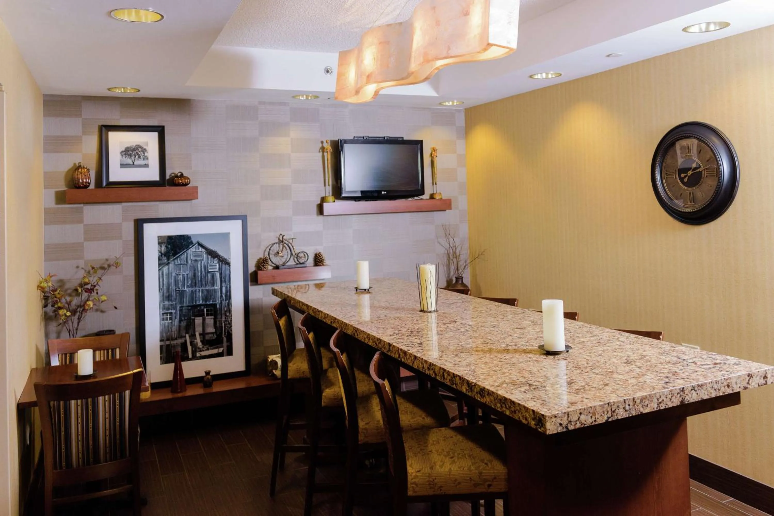 Dining area in Hampton Inn Eau Claire