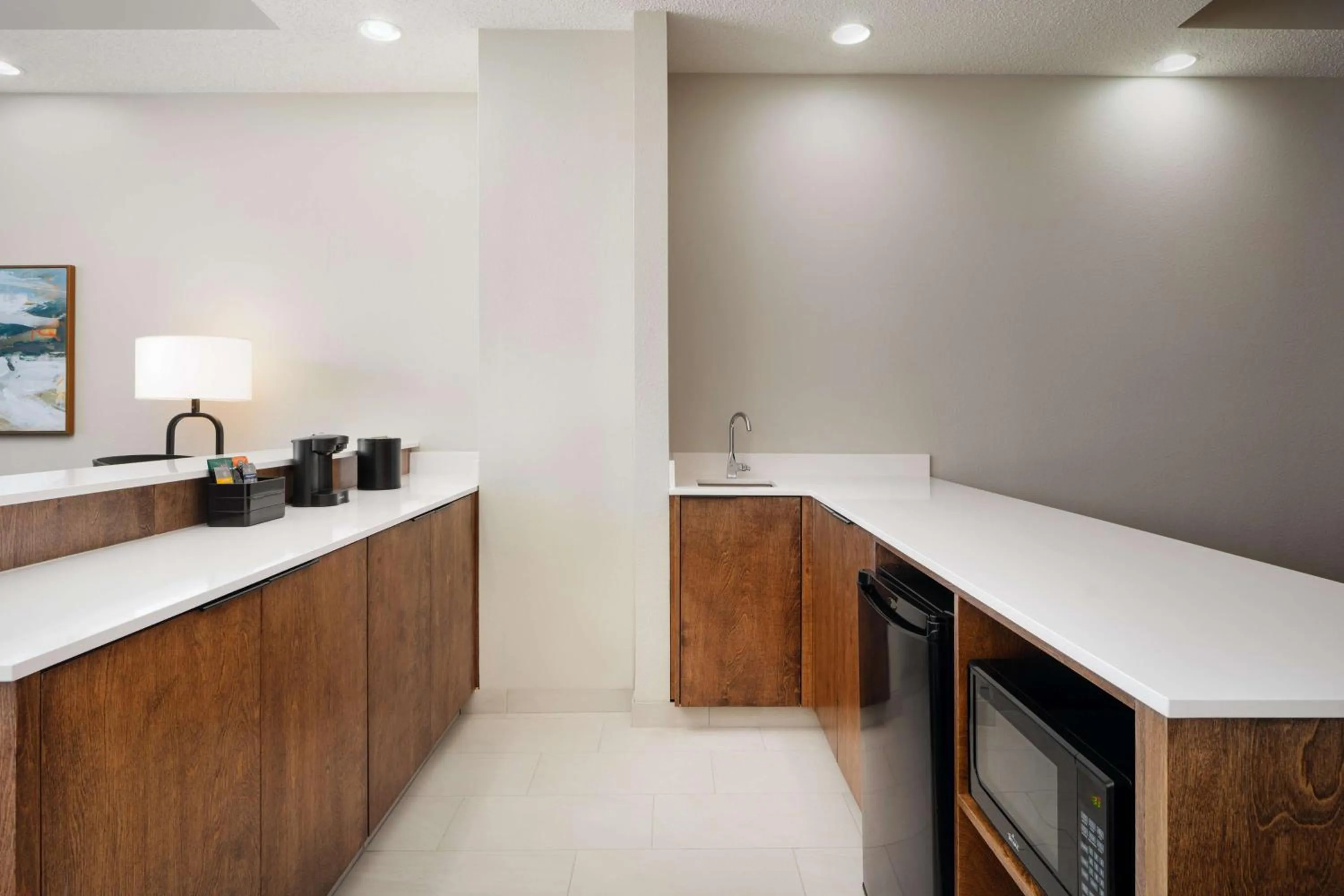 Kitchen or kitchenette in Embassy Suites Huntsville