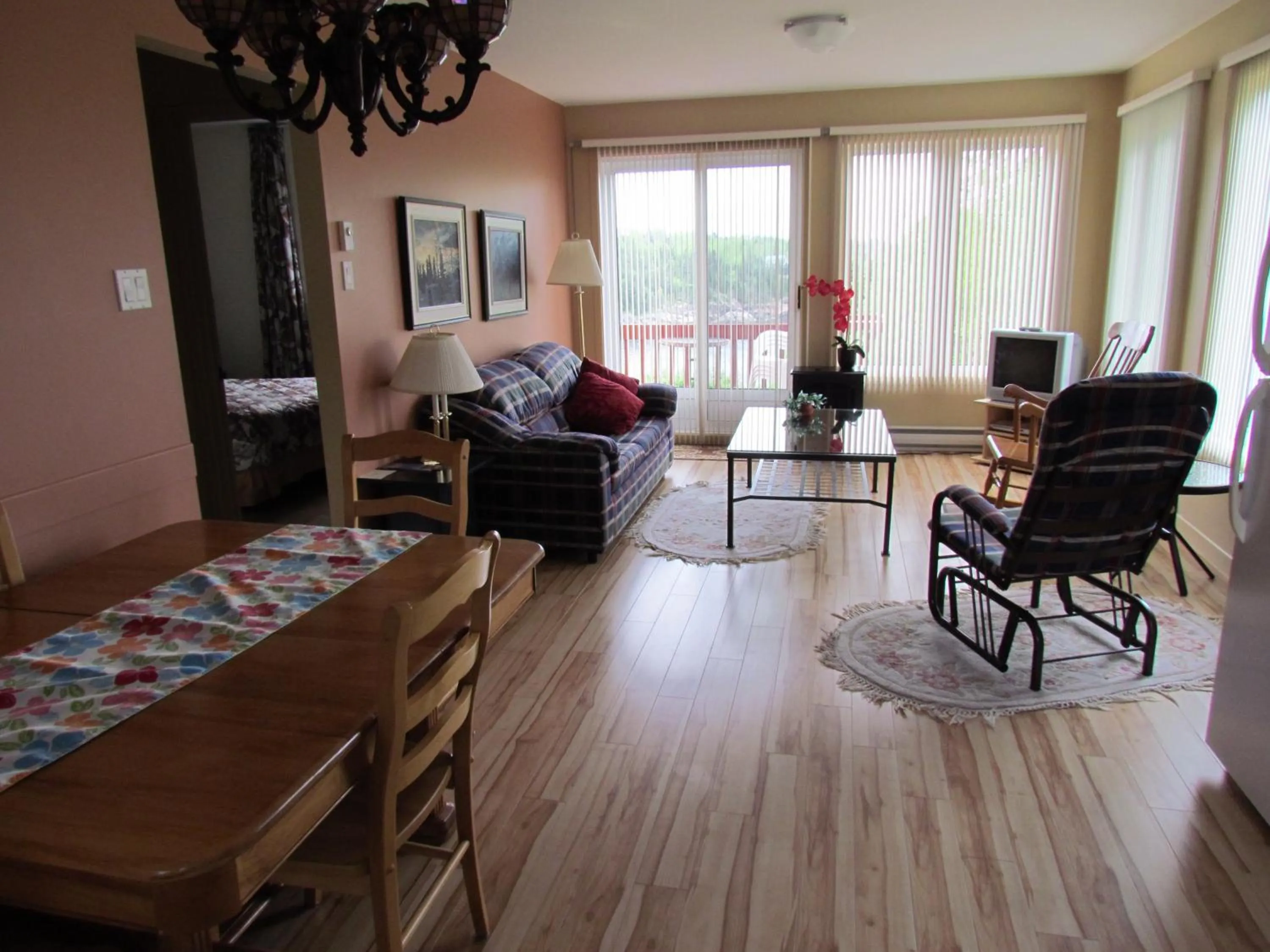 Communal lounge/ TV room in Les Chalets au Bord de la Mer
