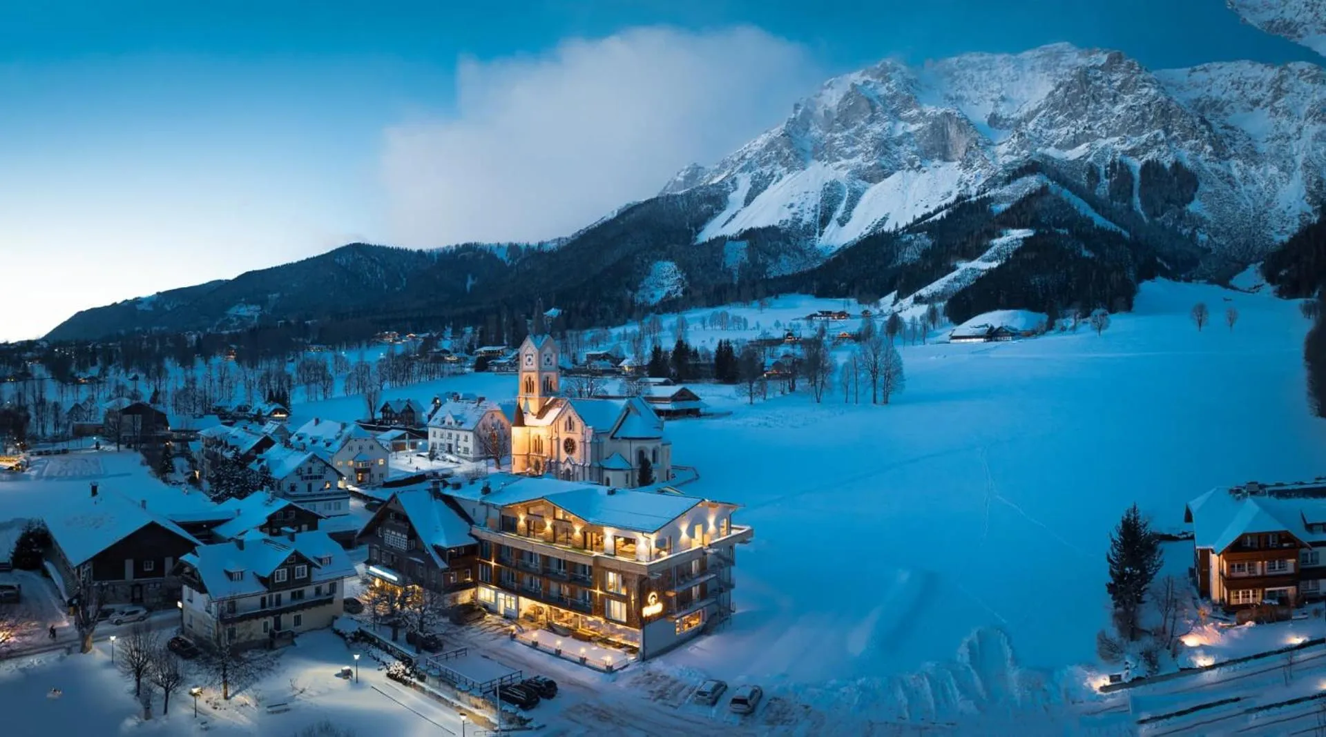 Property building in Hotel Pehab - Dachstein Rooftop-Spa