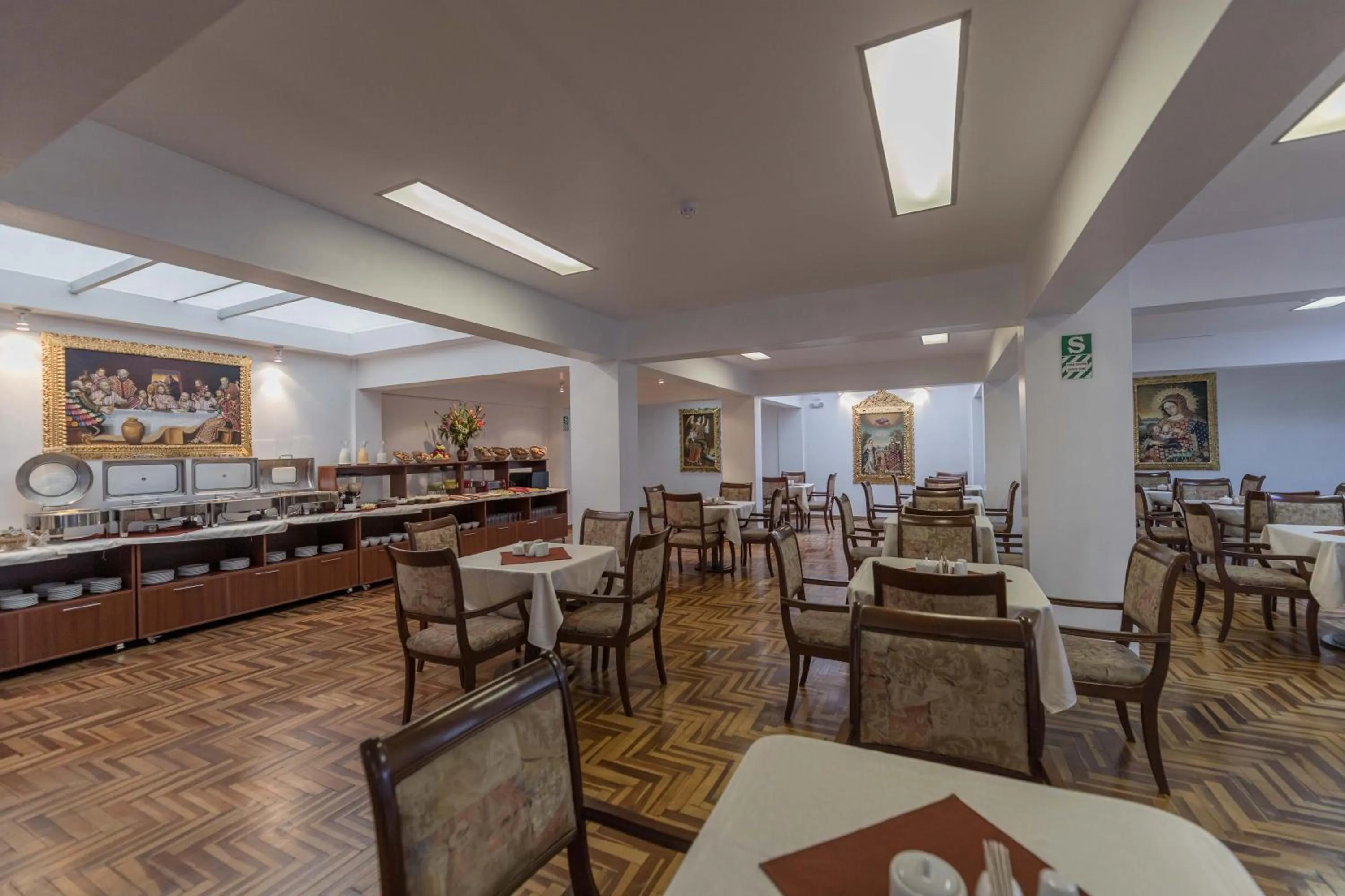 Dining area in Quechua Plaza Hotel