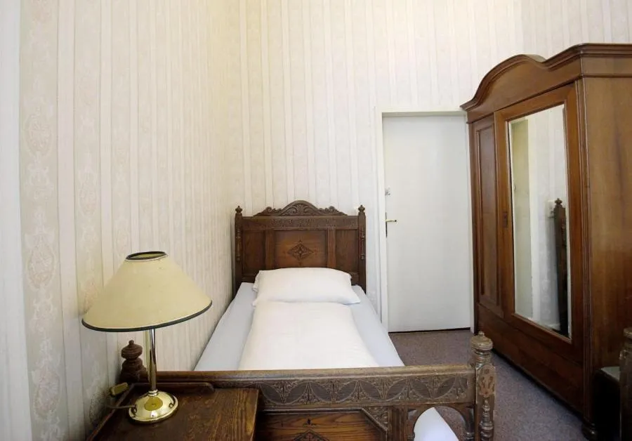 Photo of the whole room, Bed in Hotel-Pension Funk am Kurfürstendamm