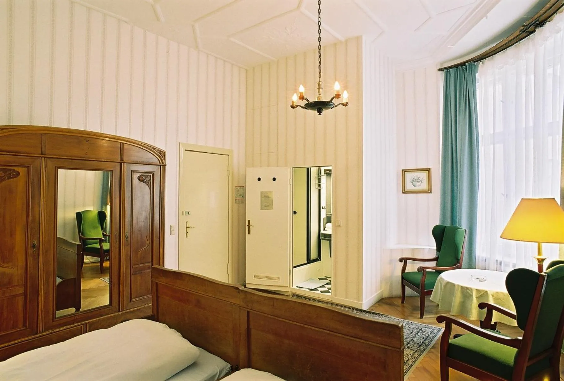 Photo of the whole room in Hotel-Pension Funk am Kurfürstendamm