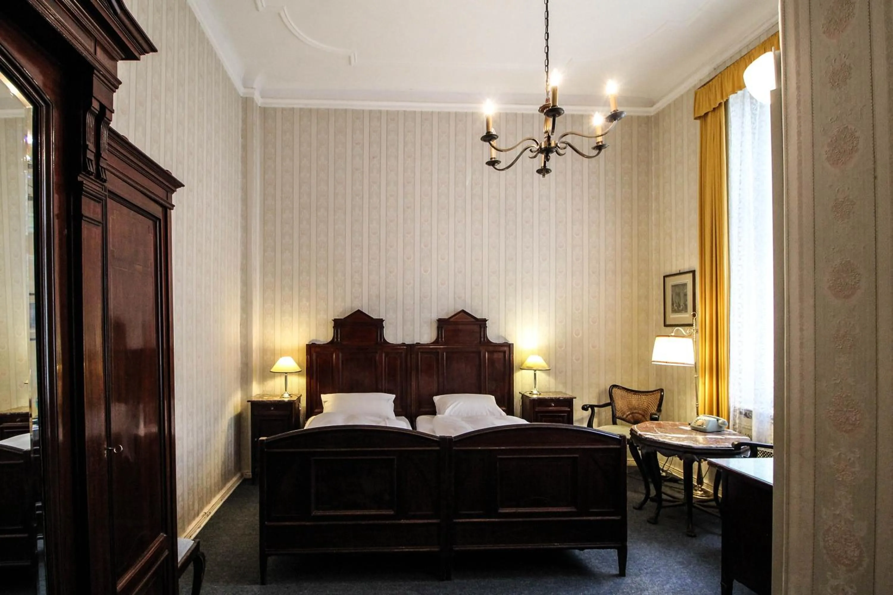 Photo of the whole room, Bed in Hotel-Pension Funk am Kurfürstendamm