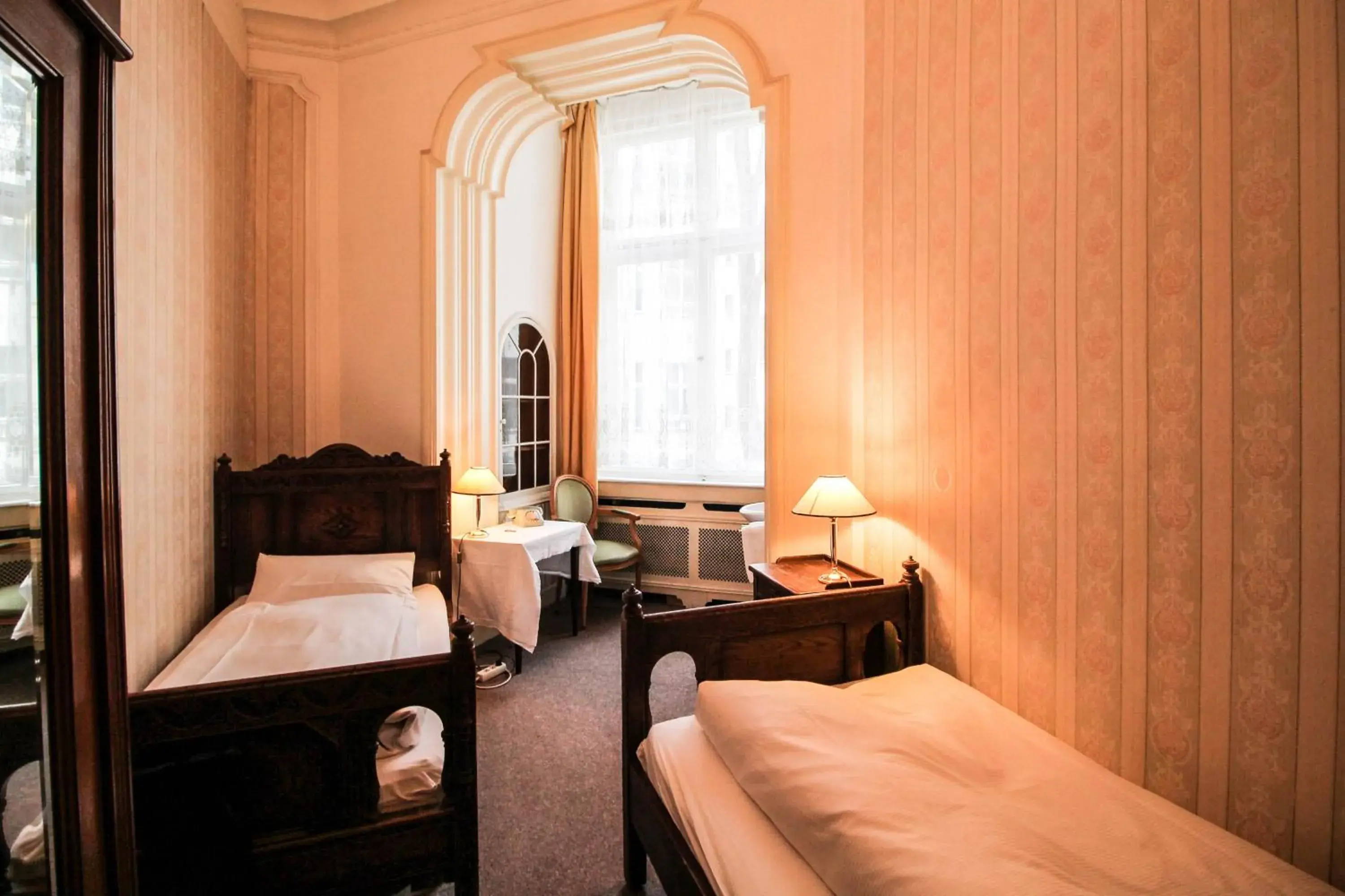 Twin Room with Shared Bathroom in Hotel-Pension Funk am Kurfürstendamm Twin Room with Shared Bathroom in Hotel-Pension Funk am Kurfürstendamm
