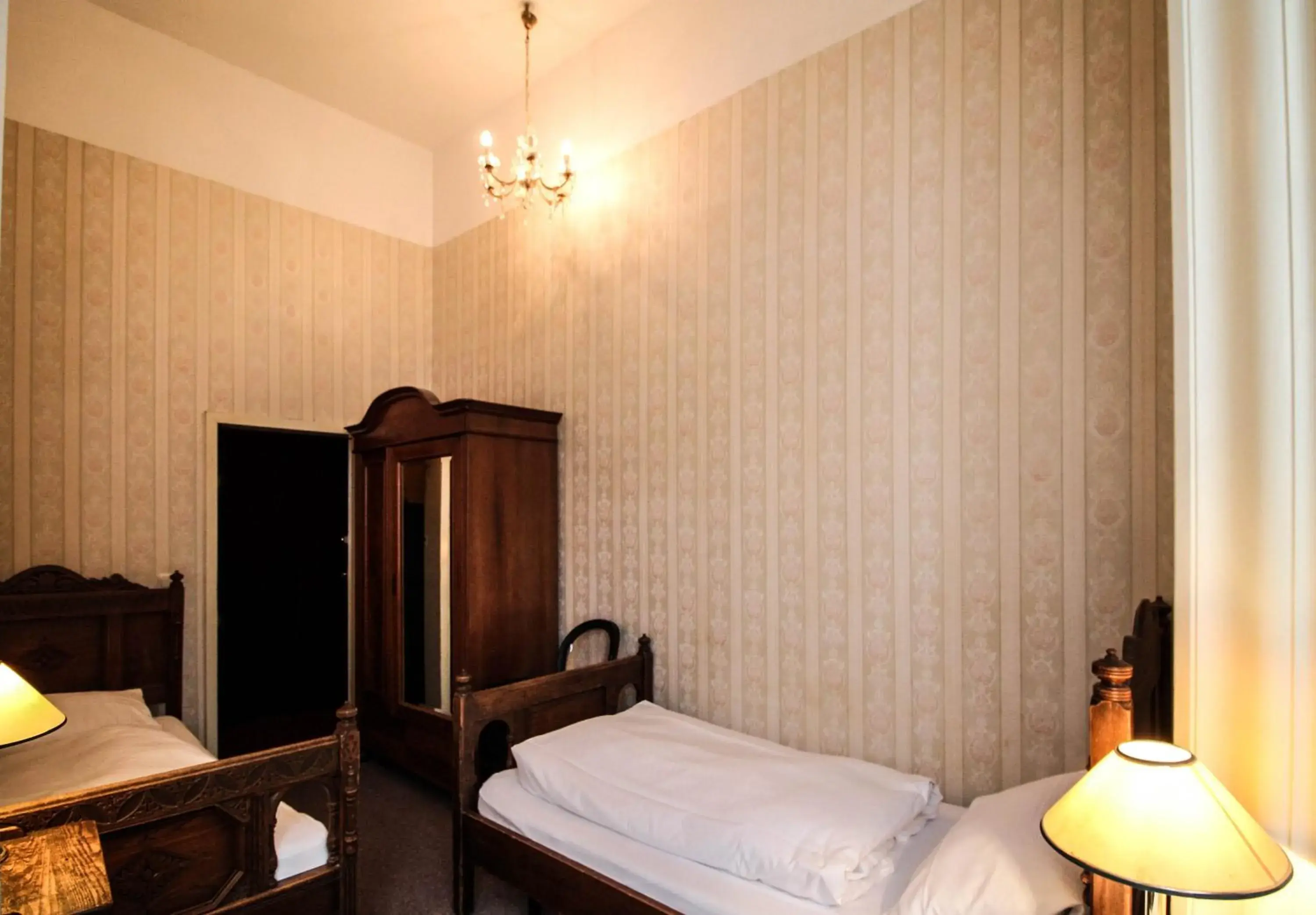 Twin Room with Shared Bathroom in Hotel-Pension Funk am Kurfürstendamm Twin Room with Shared Bathroom in Hotel-Pension Funk am Kurfürstendamm