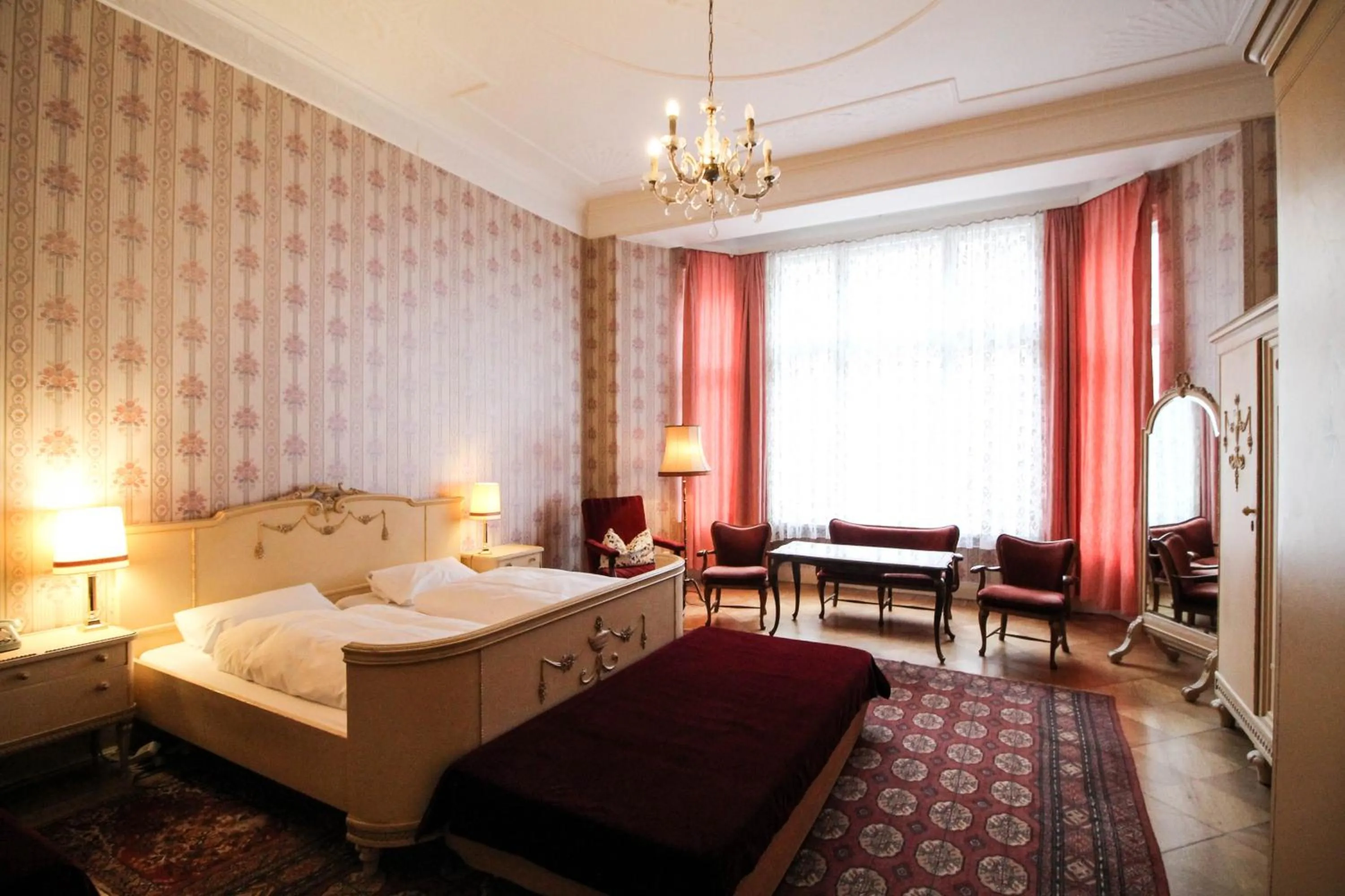 Photo of the whole room, Bed in Hotel-Pension Funk am Kurfürstendamm