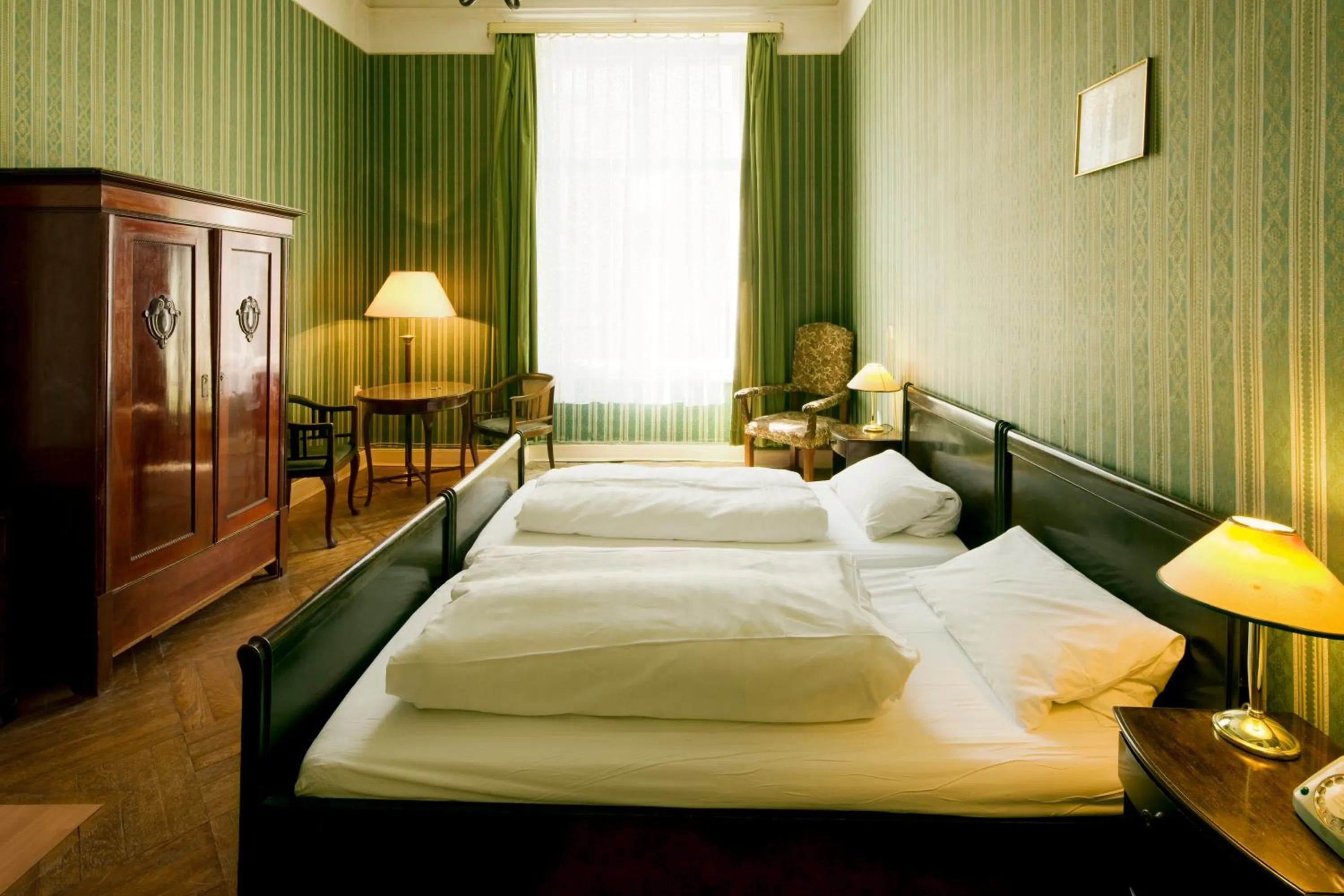 Photo of the whole room, Bed in Hotel-Pension Funk am Kurfürstendamm