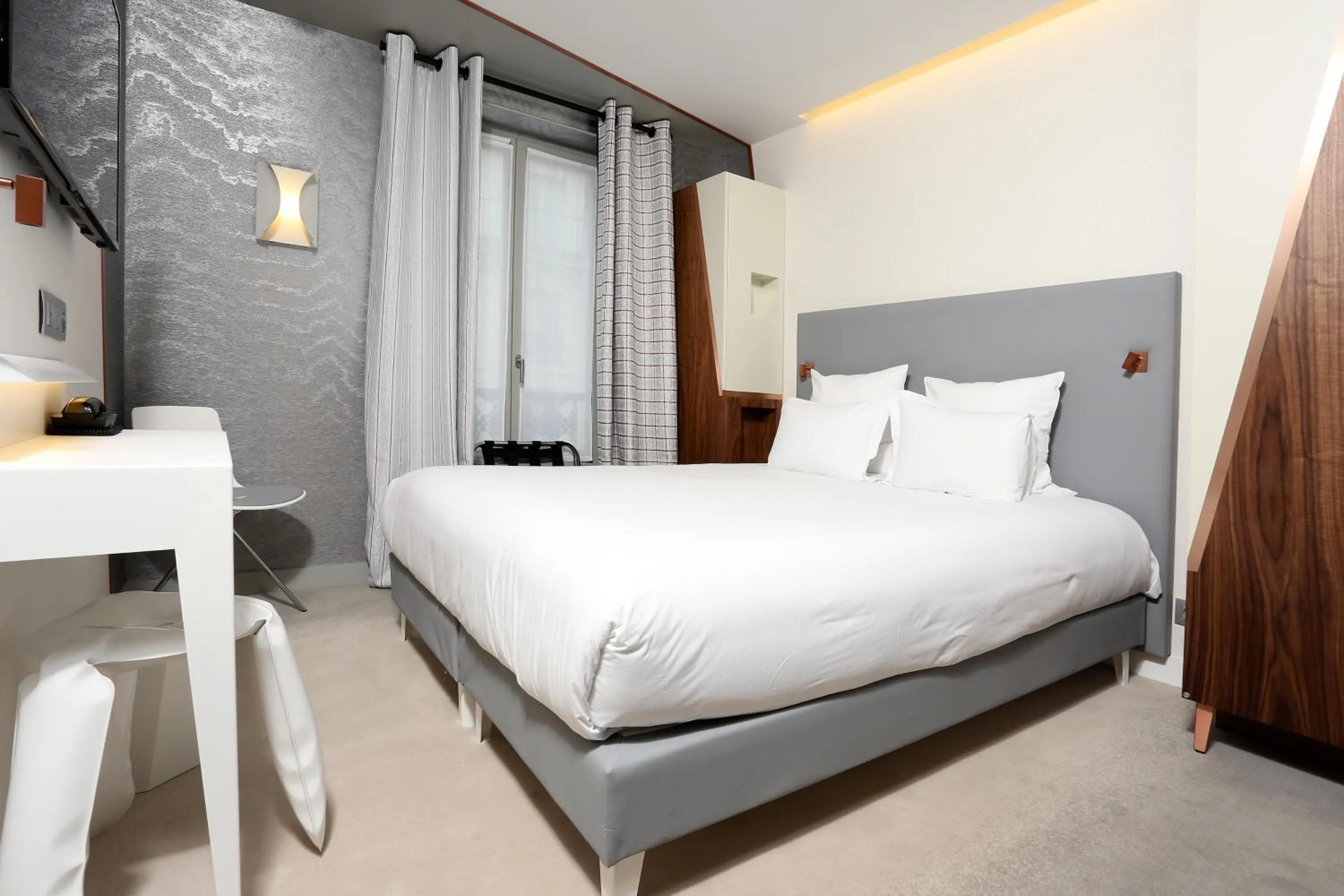 Photo of the whole room, Bed in Le Malown