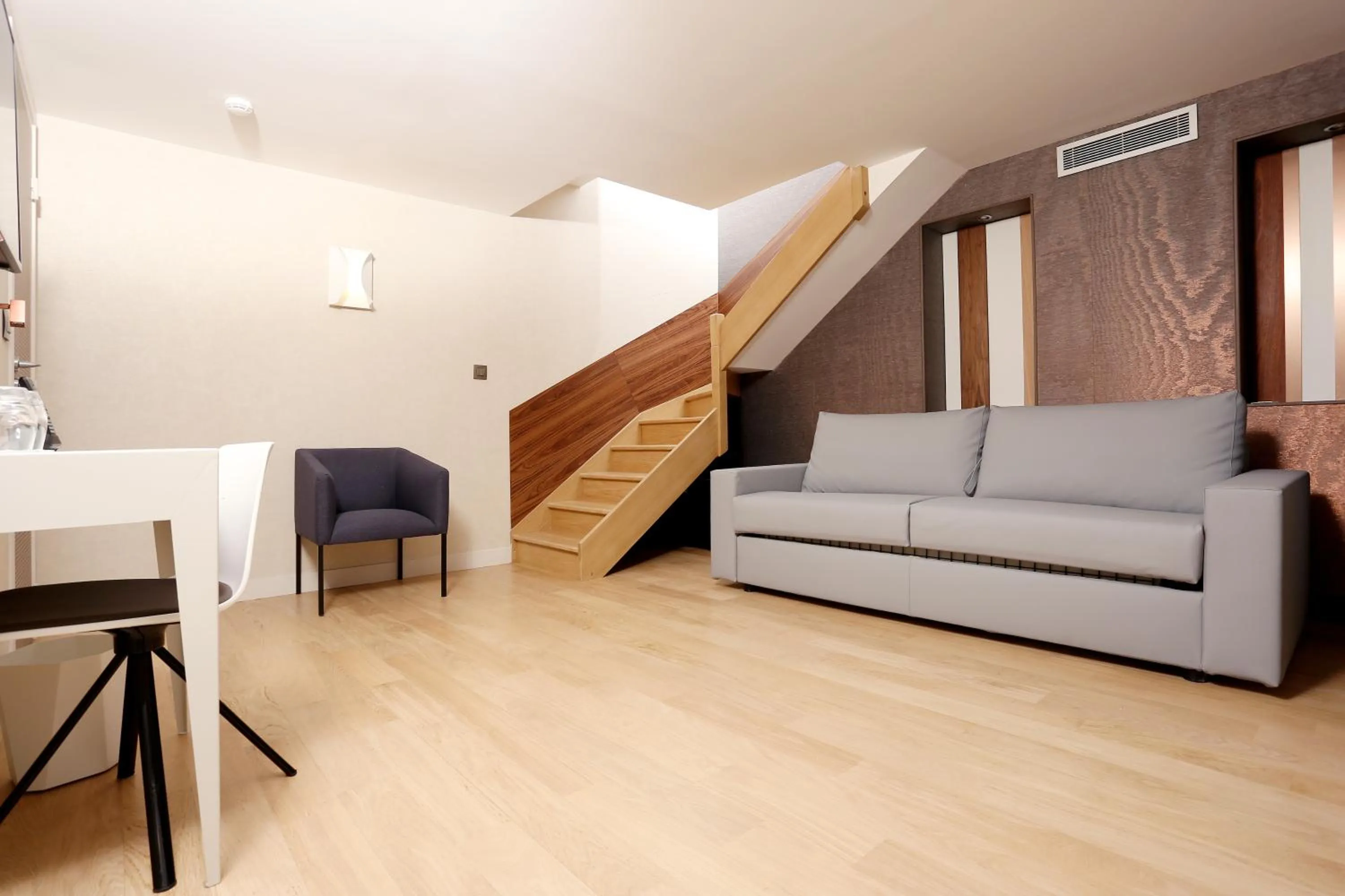 Photo of the whole room in Le Malown