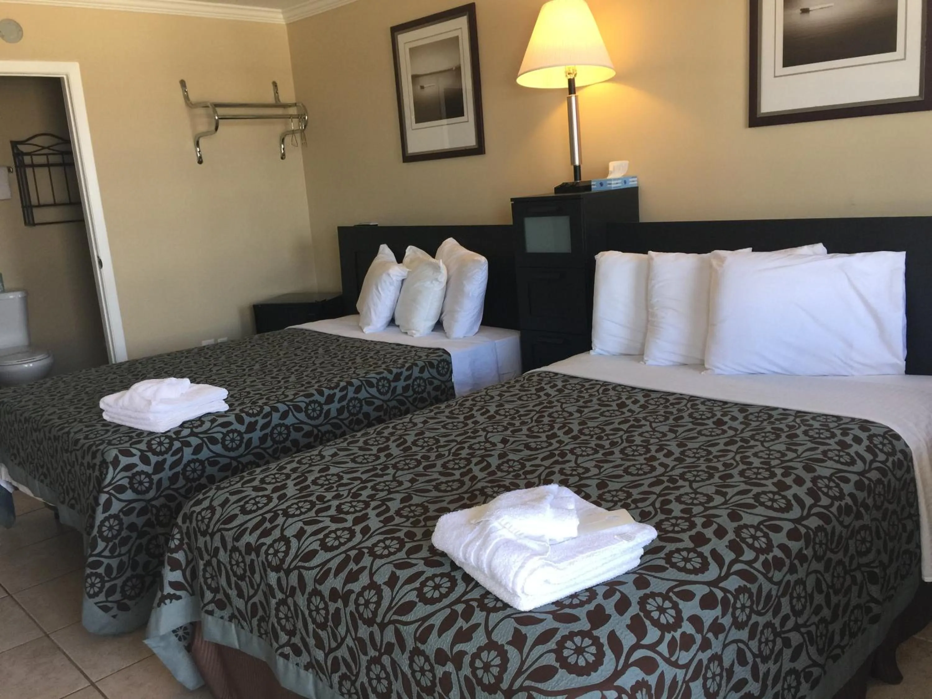 Photo of the whole room, Bed in Boardwalk Hotel Charlee & Apartments Beach Hotel Oceanfront