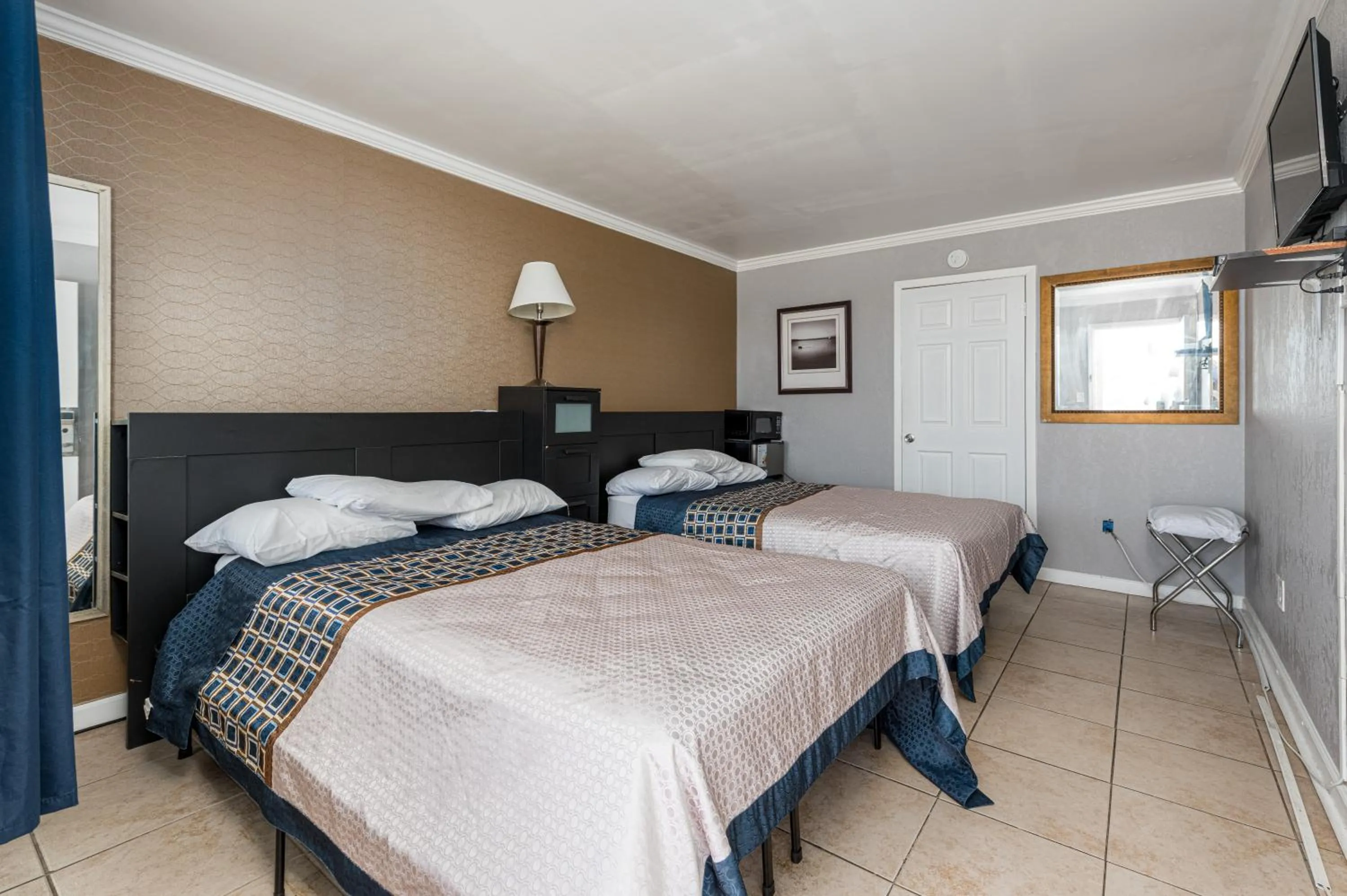 Bed in Boardwalk Hotel Charlee & Apartments Beach Hotel Oceanfront