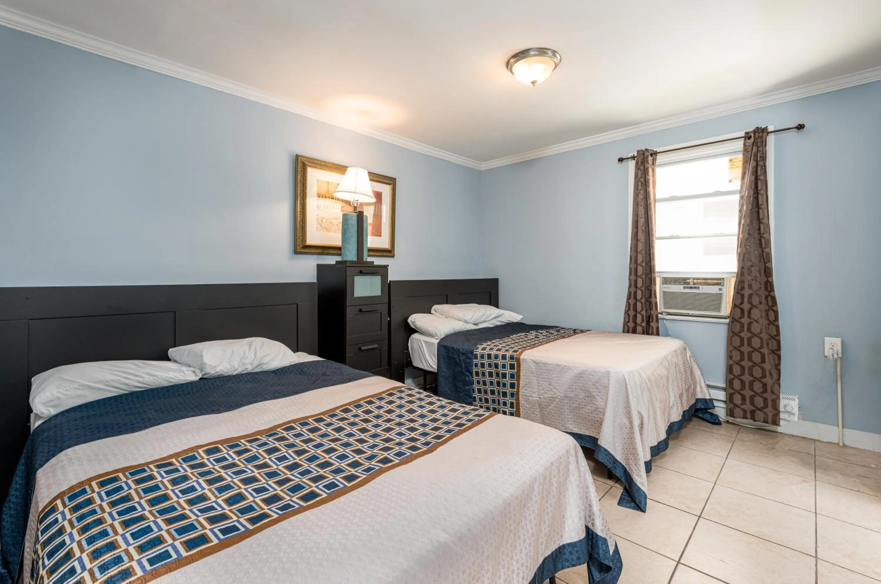 Bedroom, Bed in Boardwalk Hotel Charlee & Apartments Beach Hotel Oceanfront