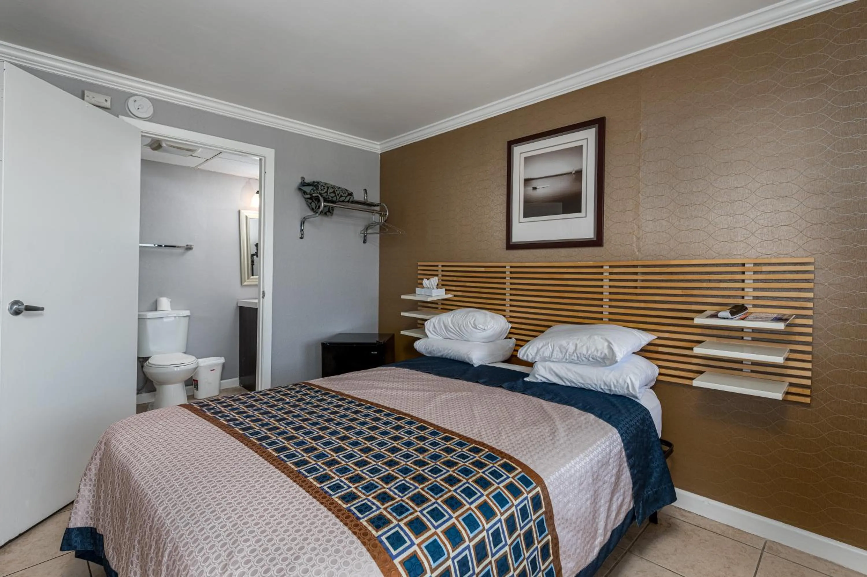 Bathroom, Bed in Boardwalk Hotel Charlee & Apartments Beach Hotel Oceanfront