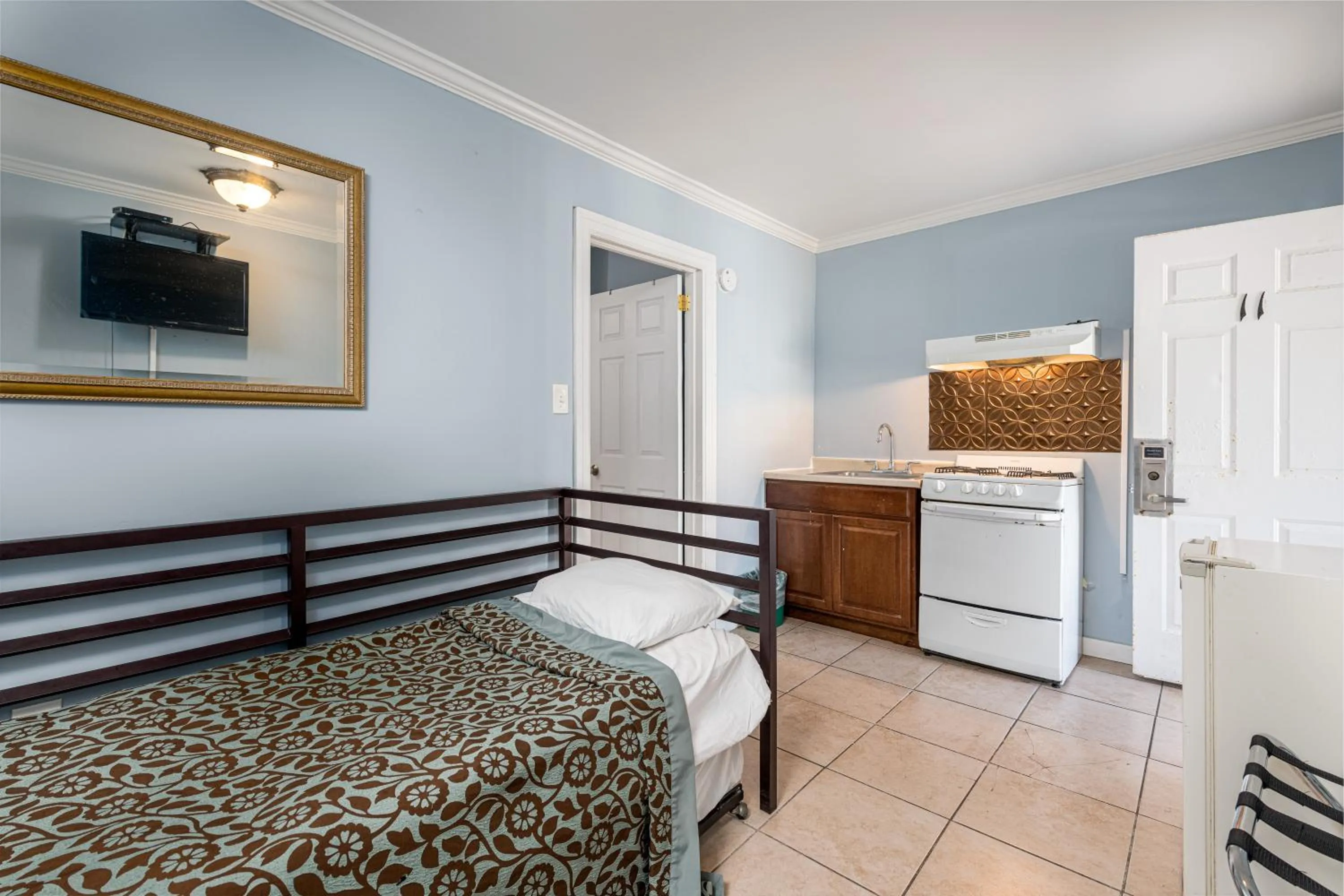 Coffee/tea facilities, Bed in Boardwalk Hotel Charlee & Apartments Beach Hotel Oceanfront