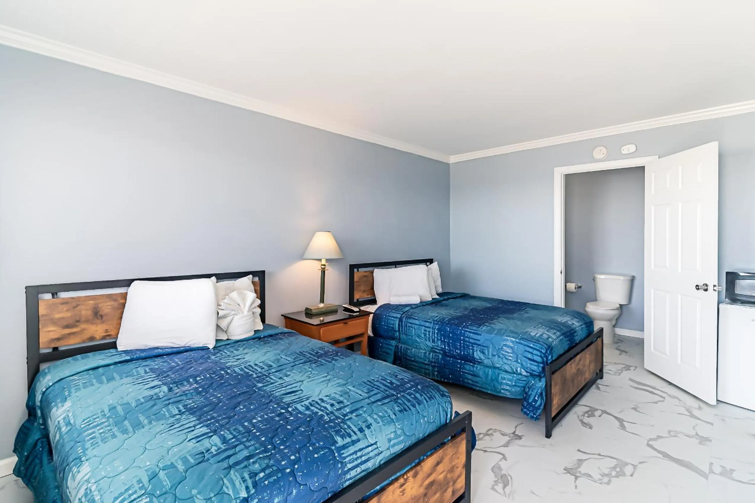 Bed in Boardwalk Hotel Charlee & Apartments Beach Hotel Oceanfront