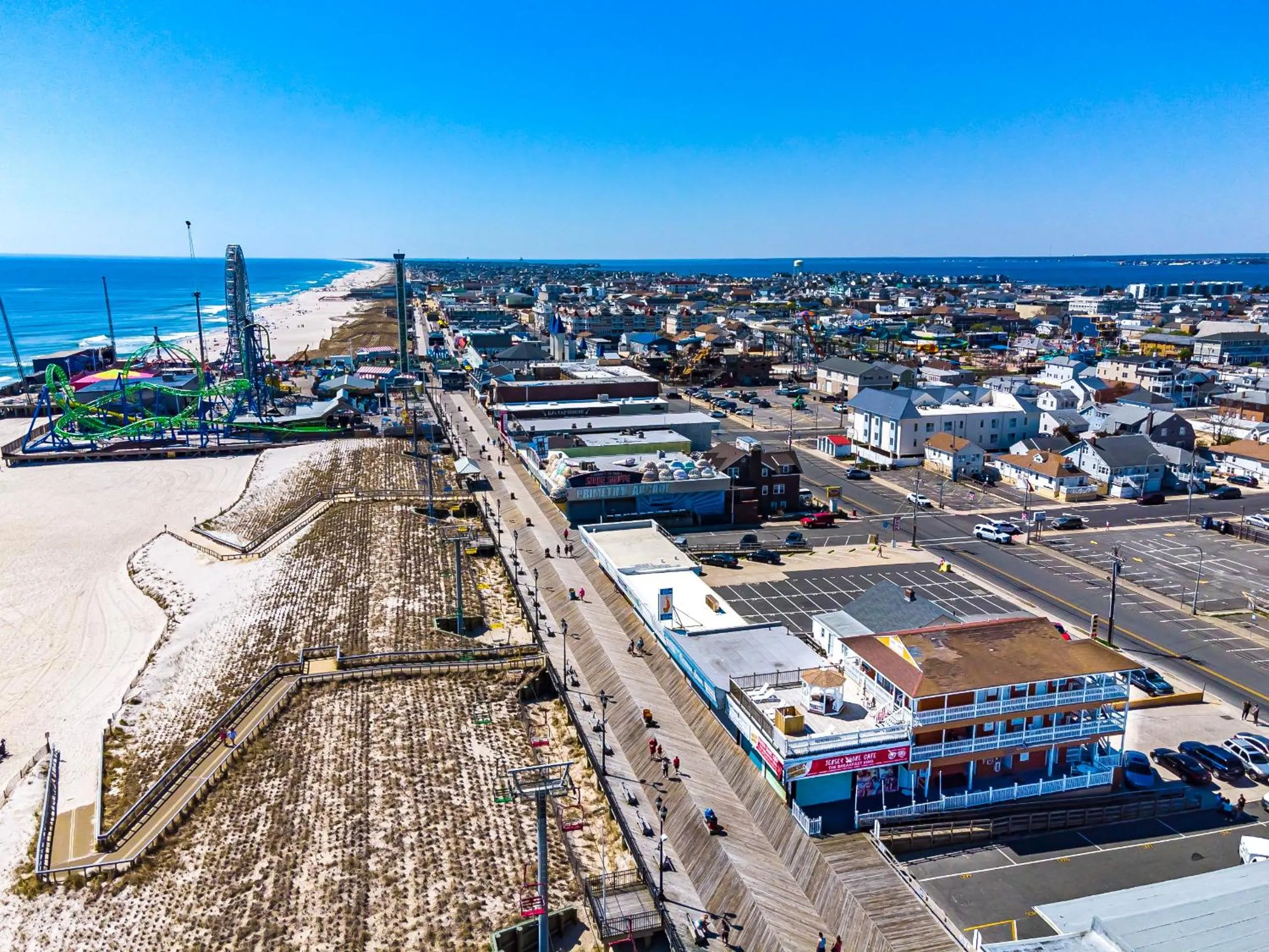 Property building in Boardwalk Hotel Charlee & Apartments Beach Hotel Oceanfront