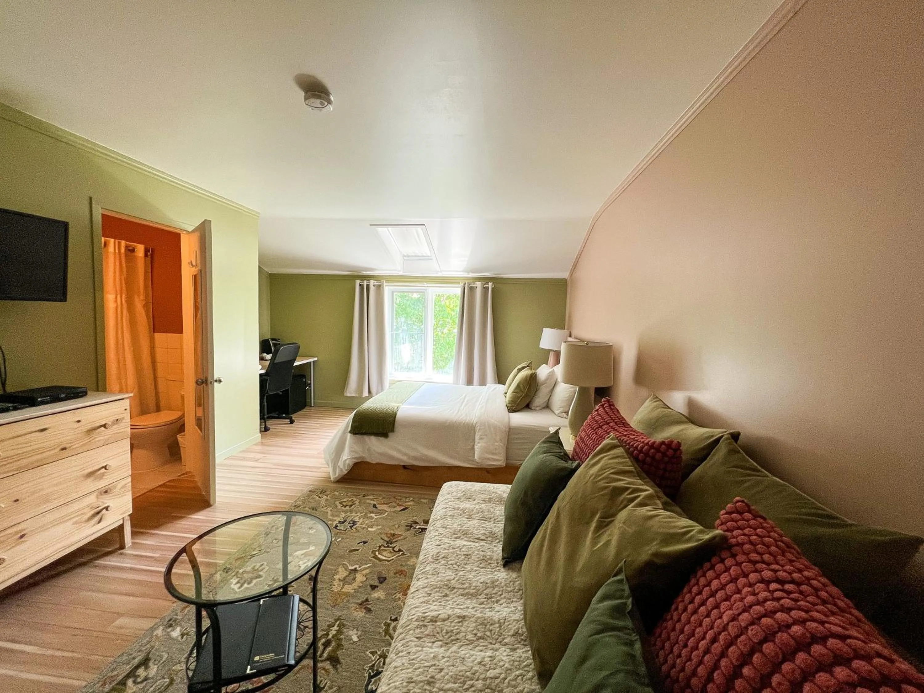 Bed in Auberge la Rosepierre bistro Henri