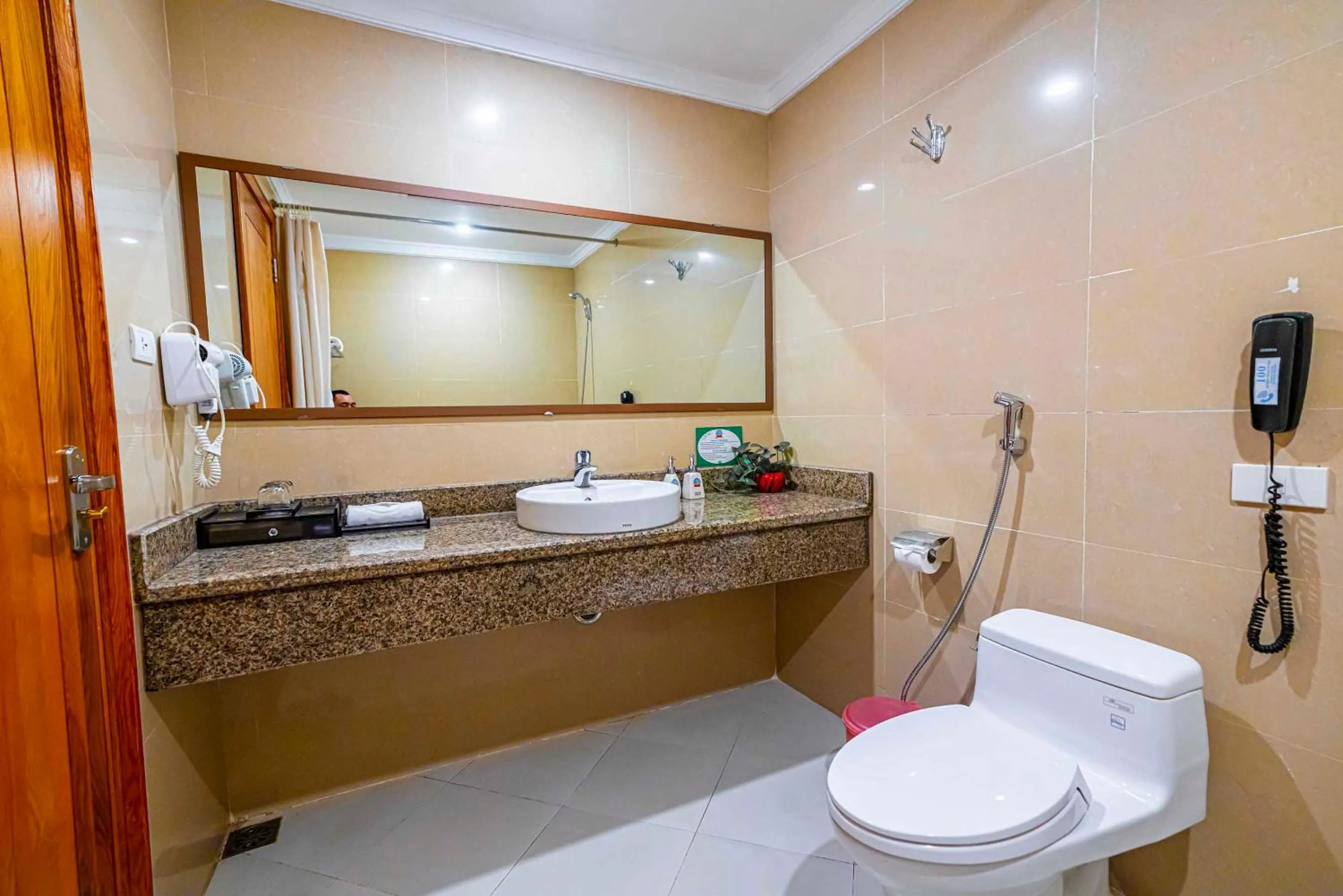 Shower in Hoang Son Peace Hotel