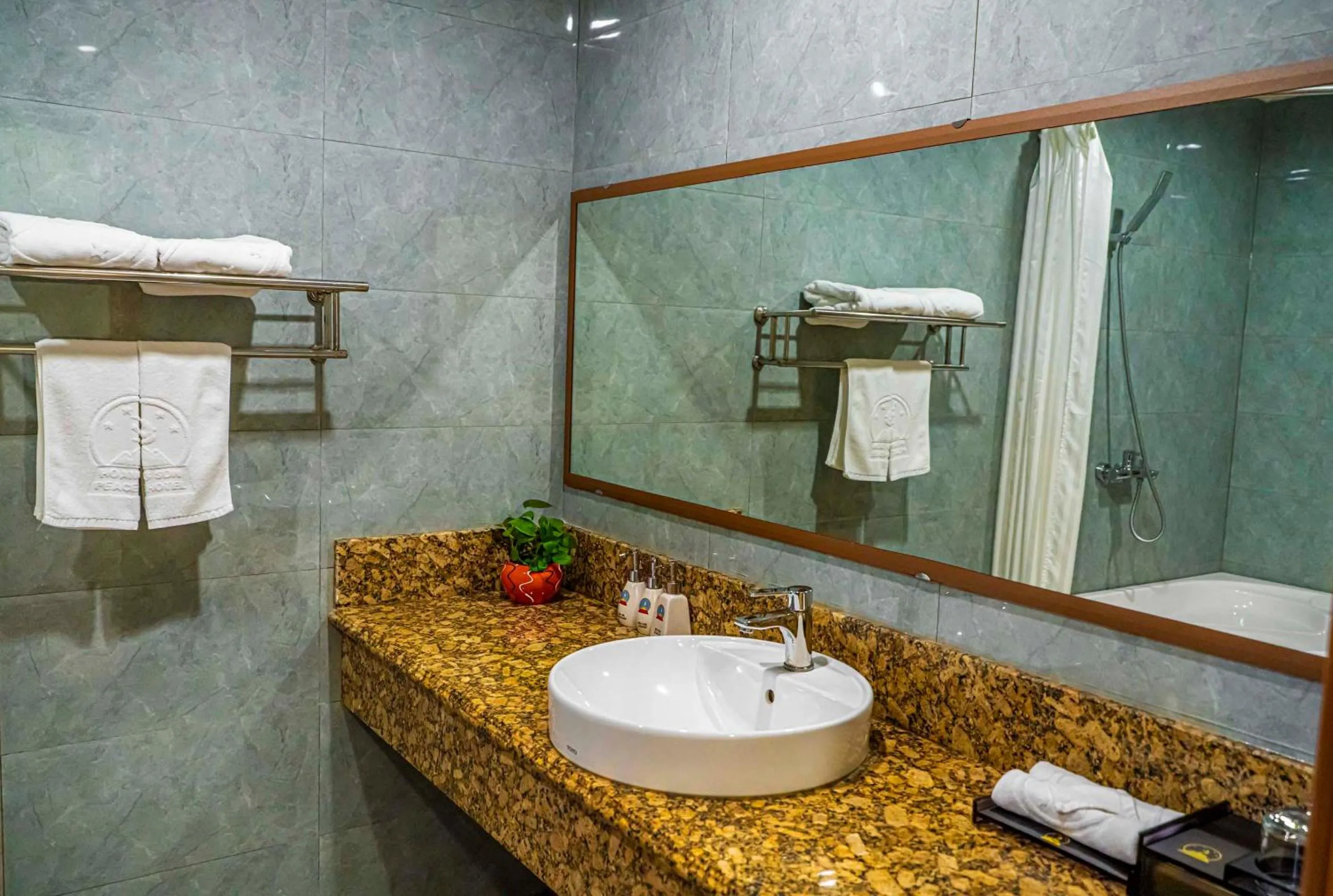 Shower in Hoang Son Peace Hotel