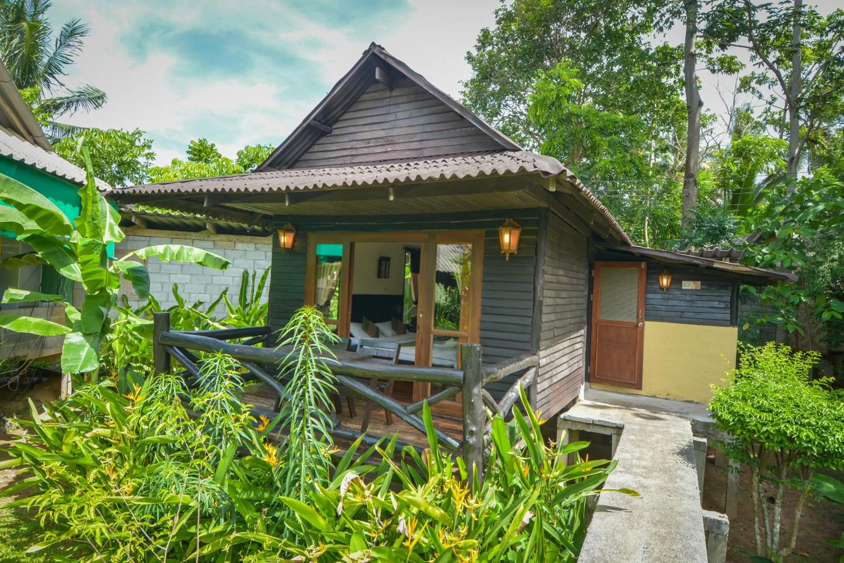 Photo of the whole room in Mook Lanta Eco Resort