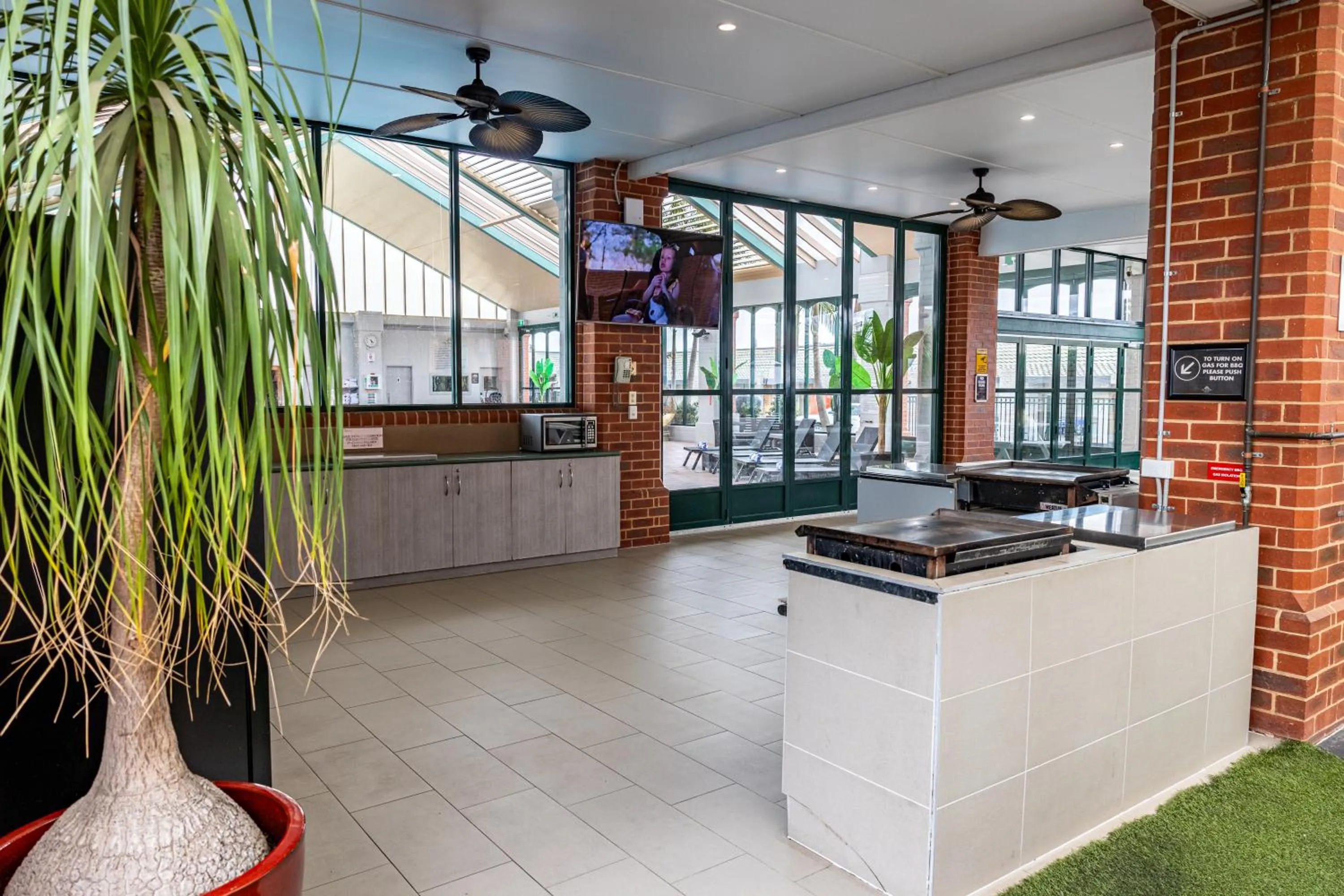 BBQ facilities in All Seasons Resort Hotel Bendigo