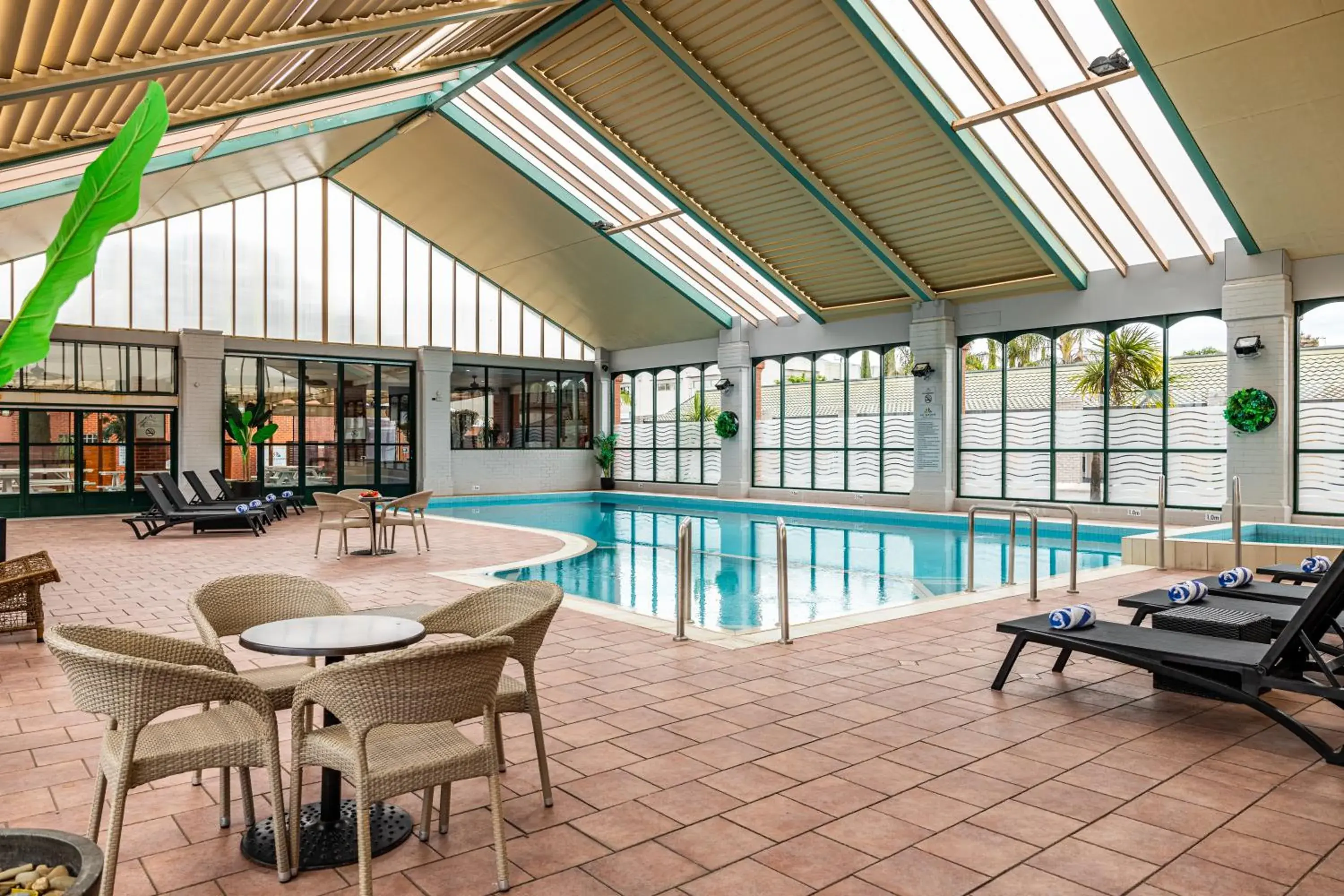 Swimming pool in All Seasons Resort Hotel Bendigo Swimming pool in All Seasons Resort Hotel Bendigo