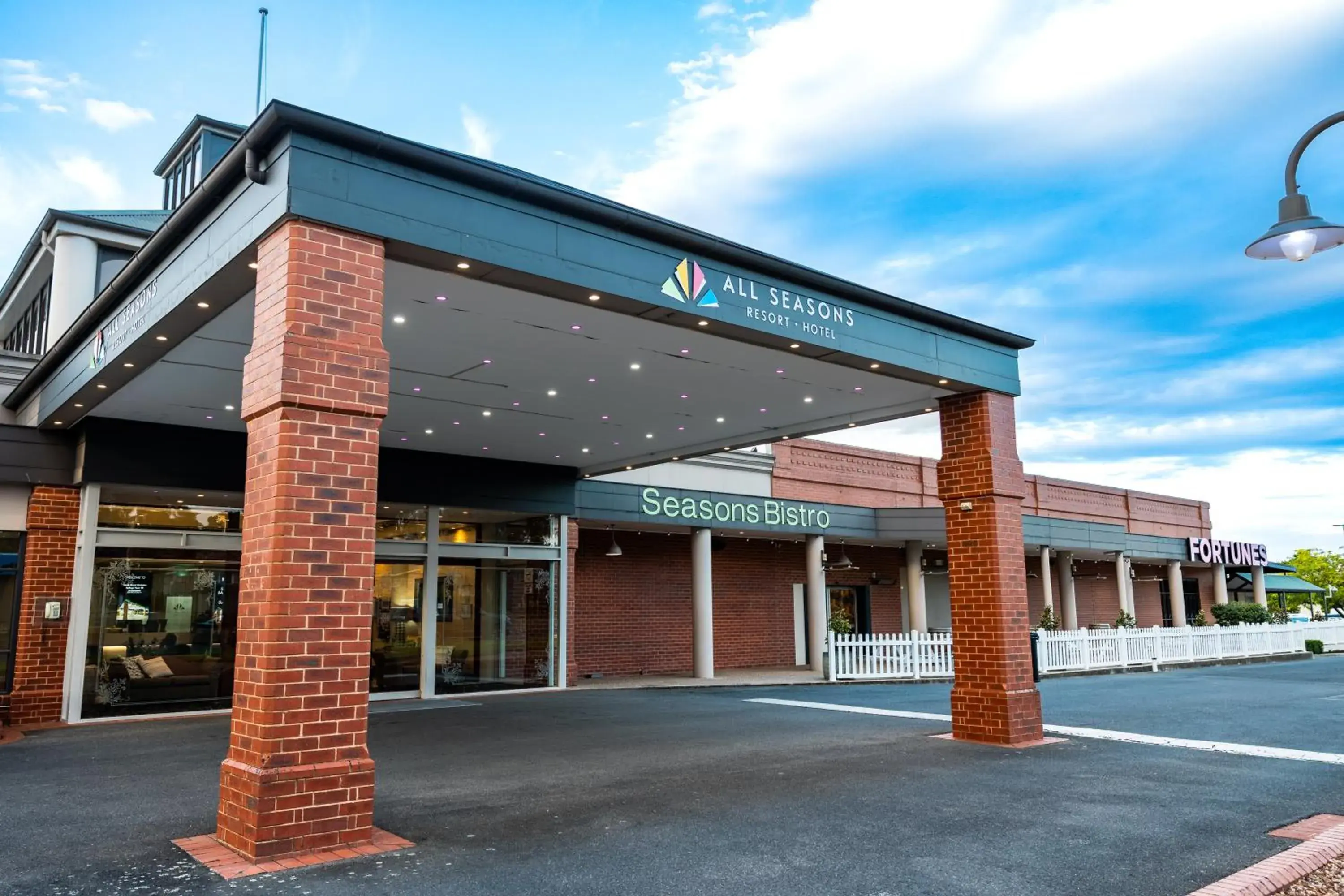 Facade/entrance in All Seasons Resort Hotel Bendigo Facade/entrance in All Seasons Resort Hotel Bendigo