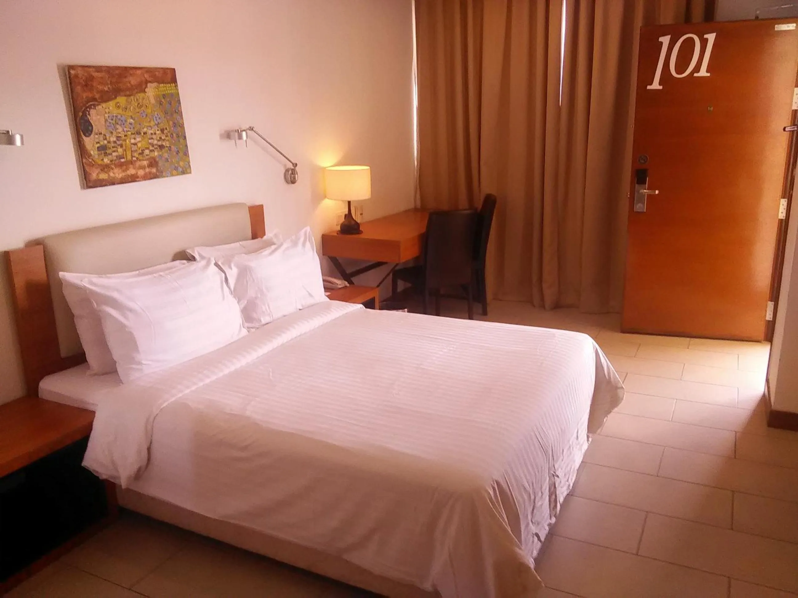 Bed in Gloria Swiss Hotel & Apartment Sandakan