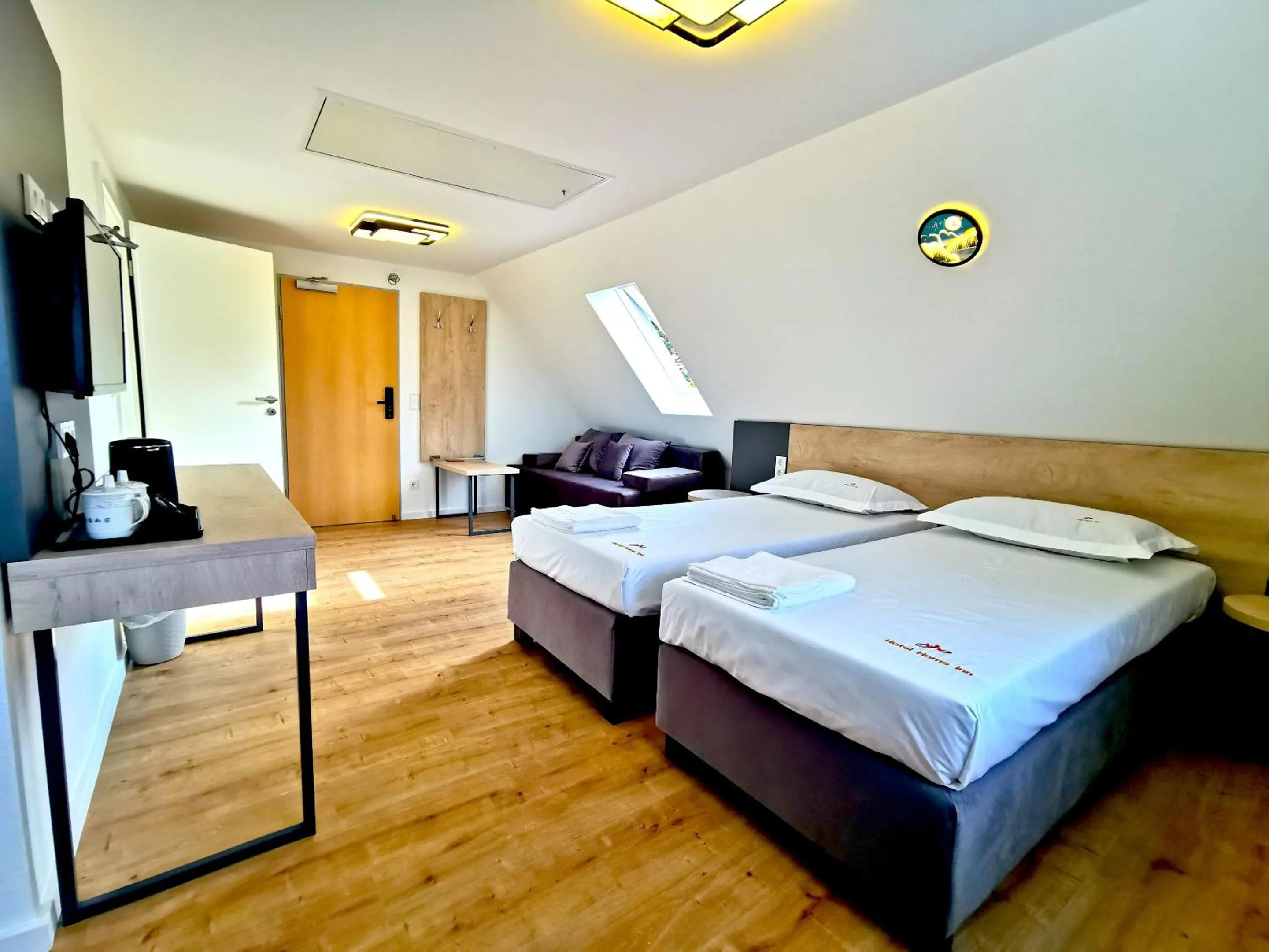 Bedroom, Bed in Home Inn Hotel