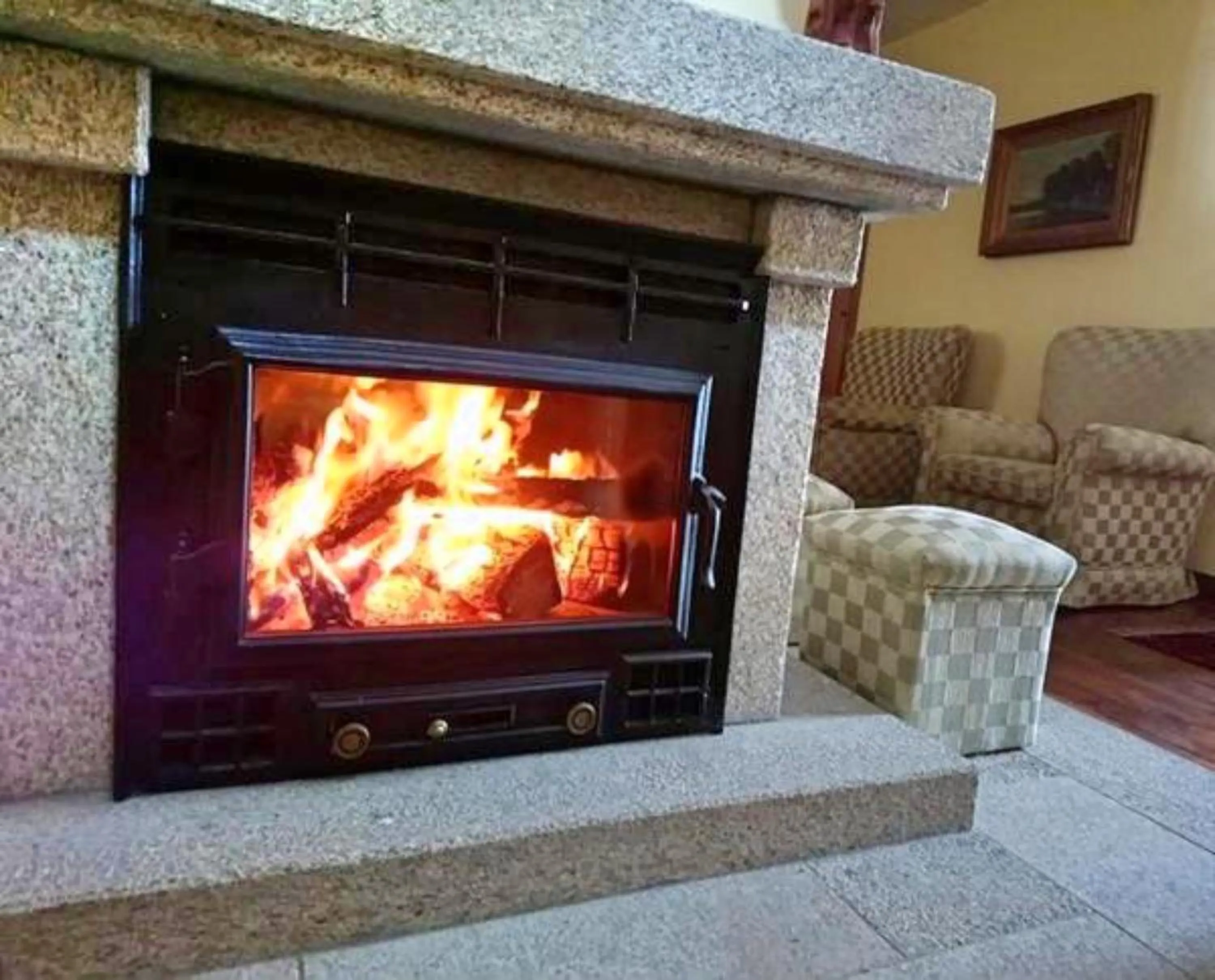 Communal lounge/ TV room in Alojamento Santa Clara