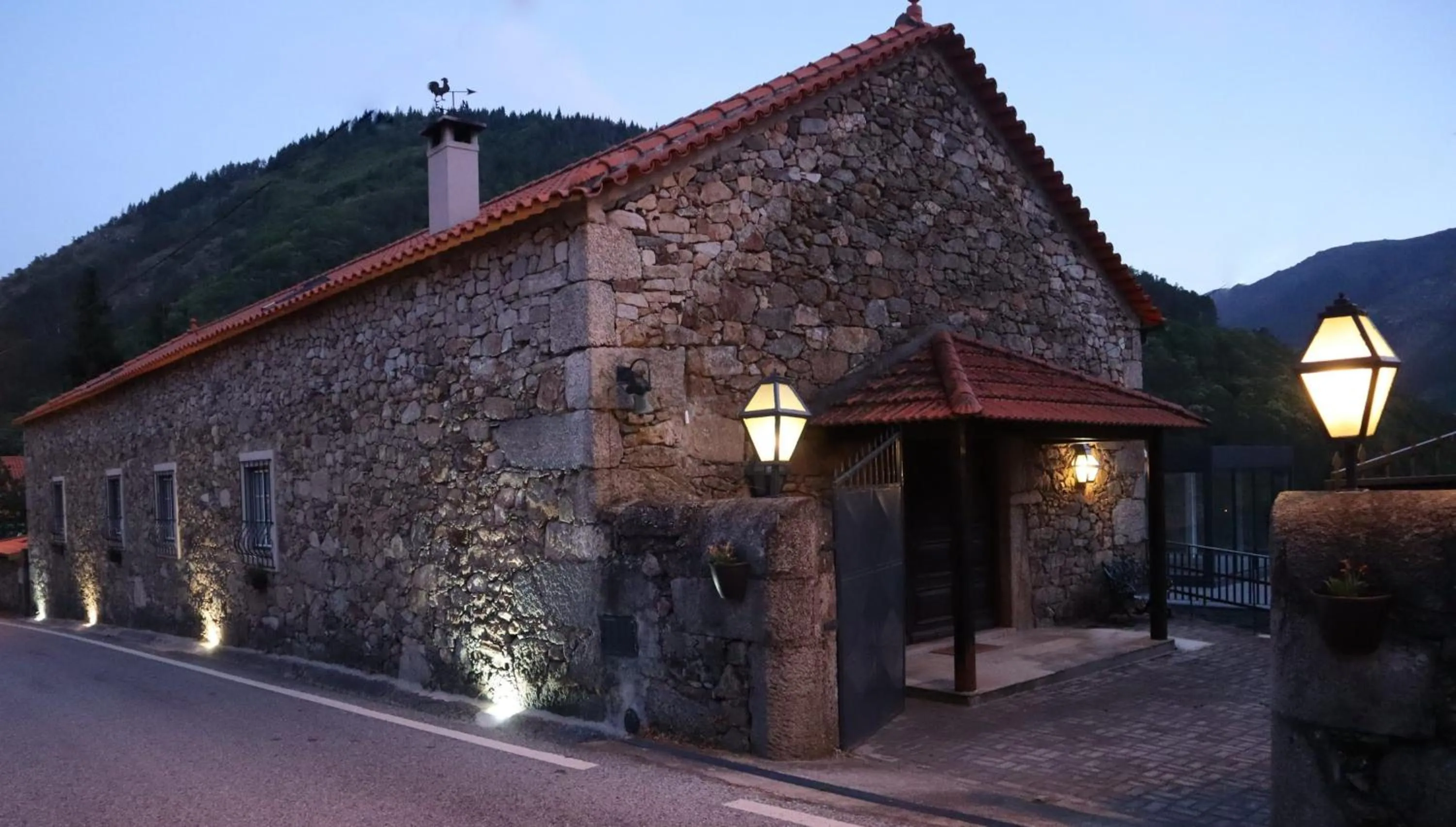 Facade/entrance in Alojamento Santa Clara