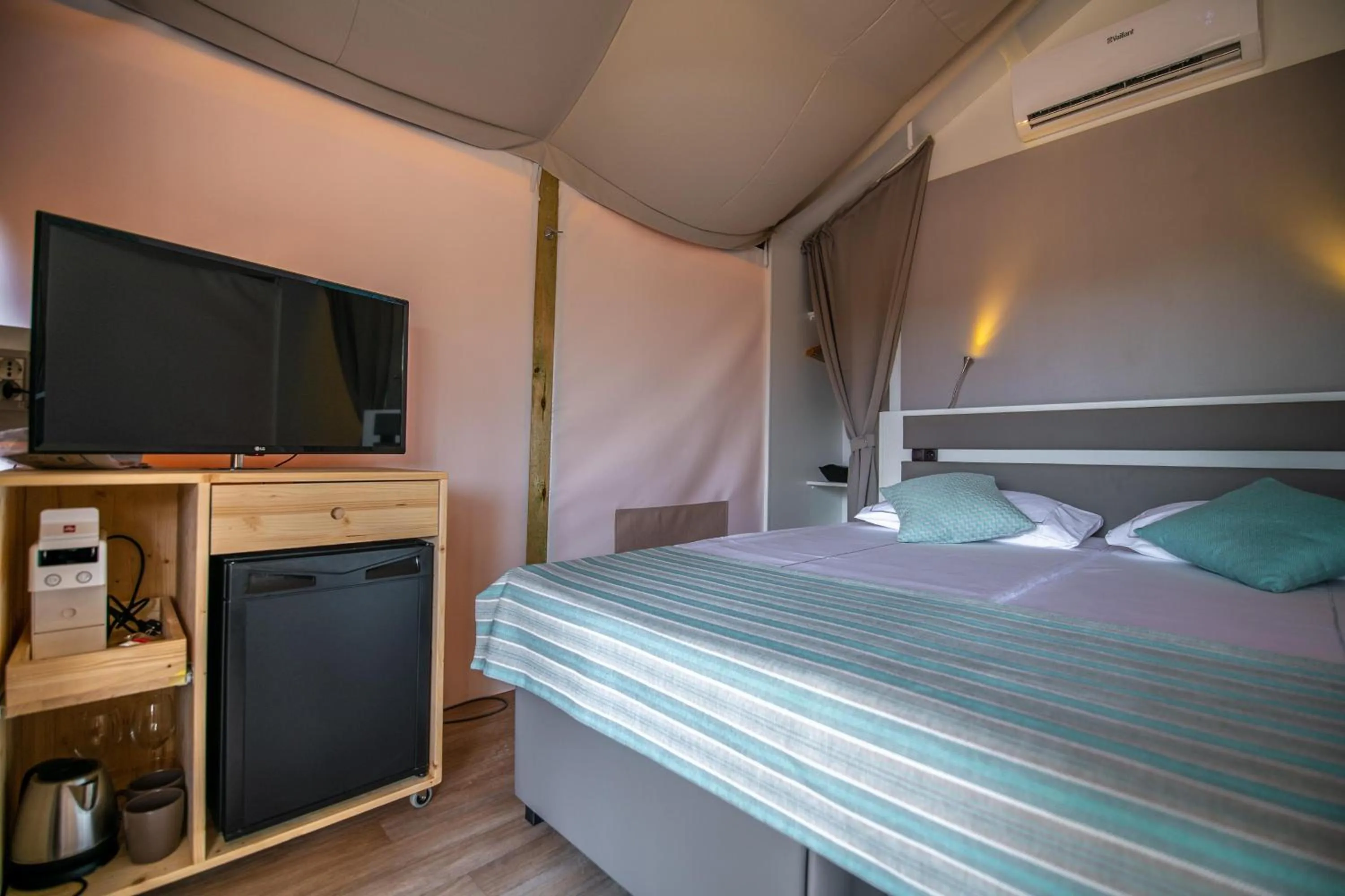 Photo of the whole room, Bed in Arena One 99 Glamping
