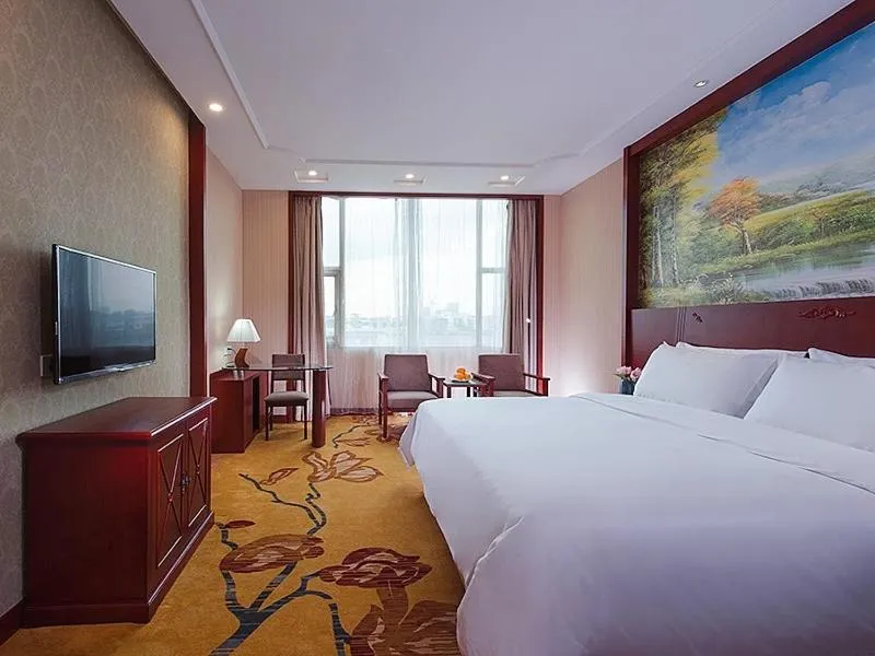 Bed in Vienna International Hotel Guangzhou Jiaokou Subway Station