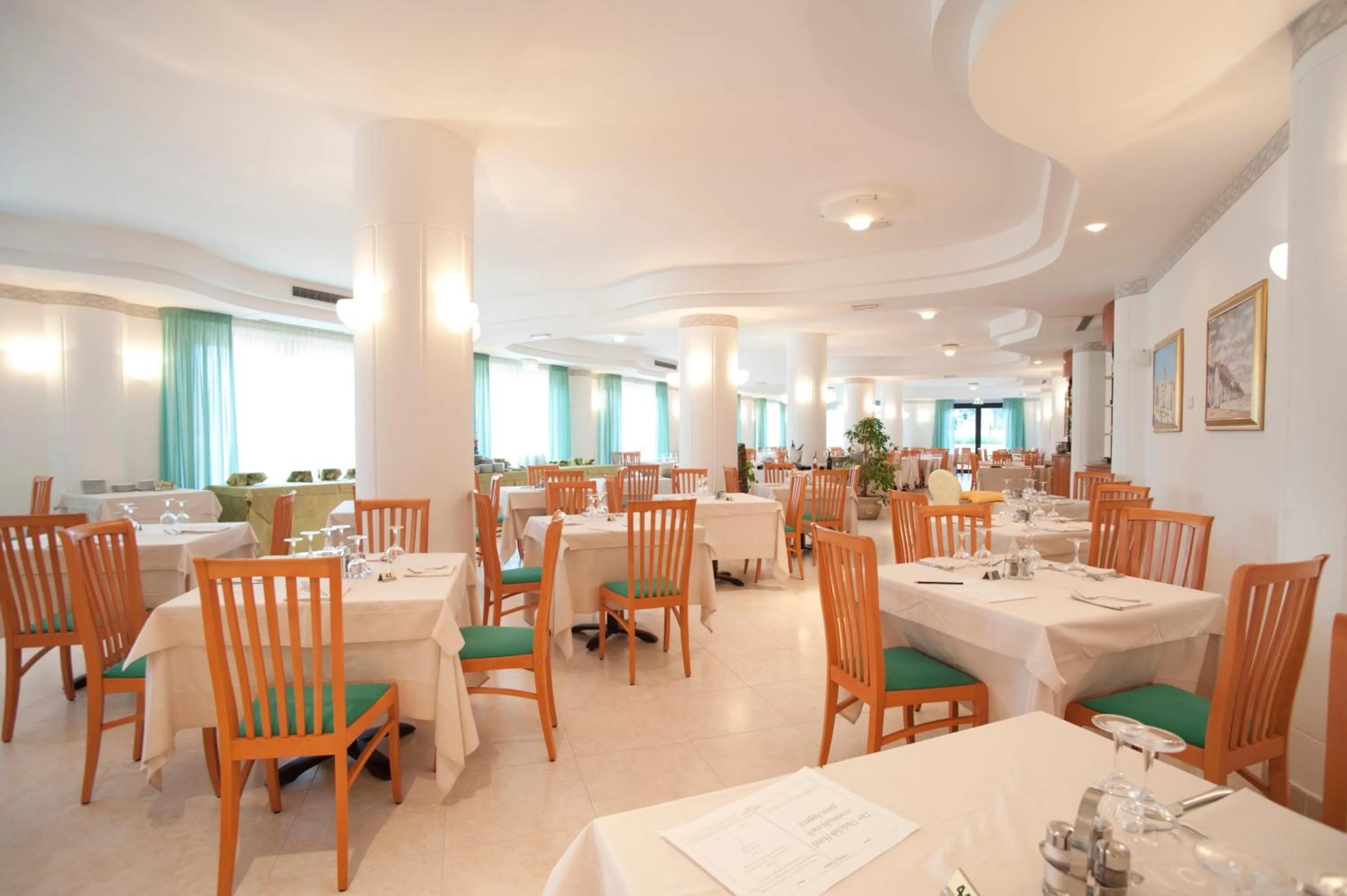 Restaurant/places to eat in Oasiclub Hotel
