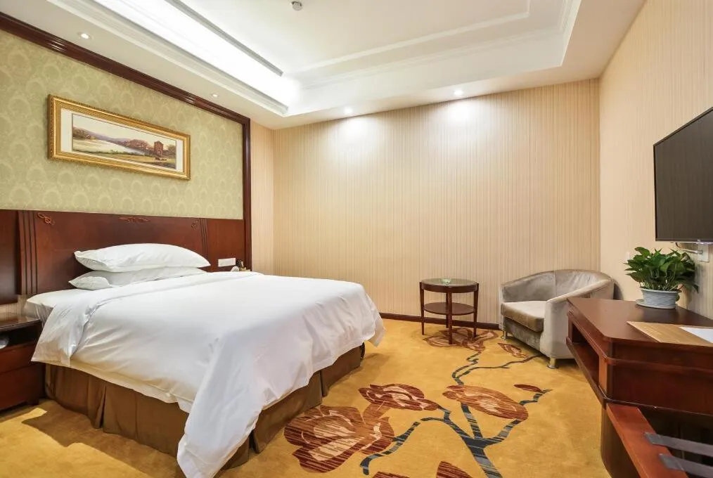 Bed in Vienna Hotel Suzhou Yangcheng Lake Huayi Movie World
