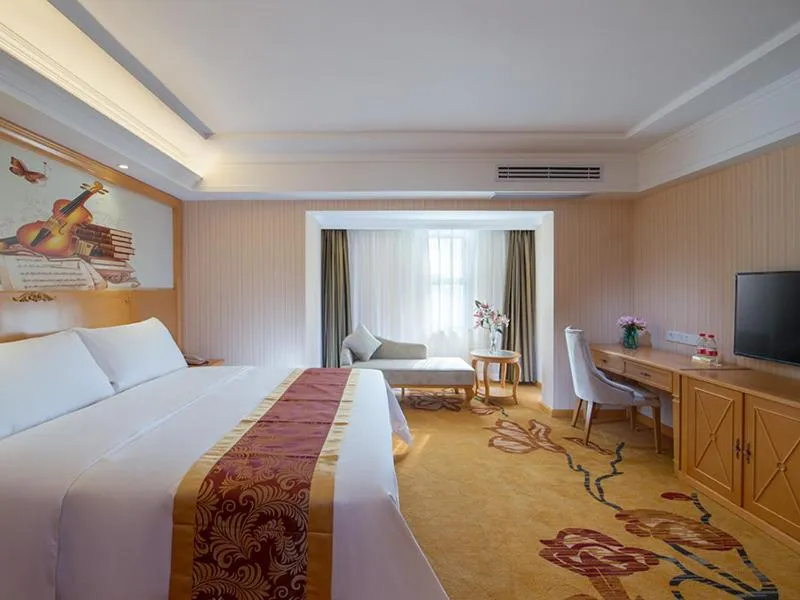 Bed in Vienna Hotel Xixiang Gushu