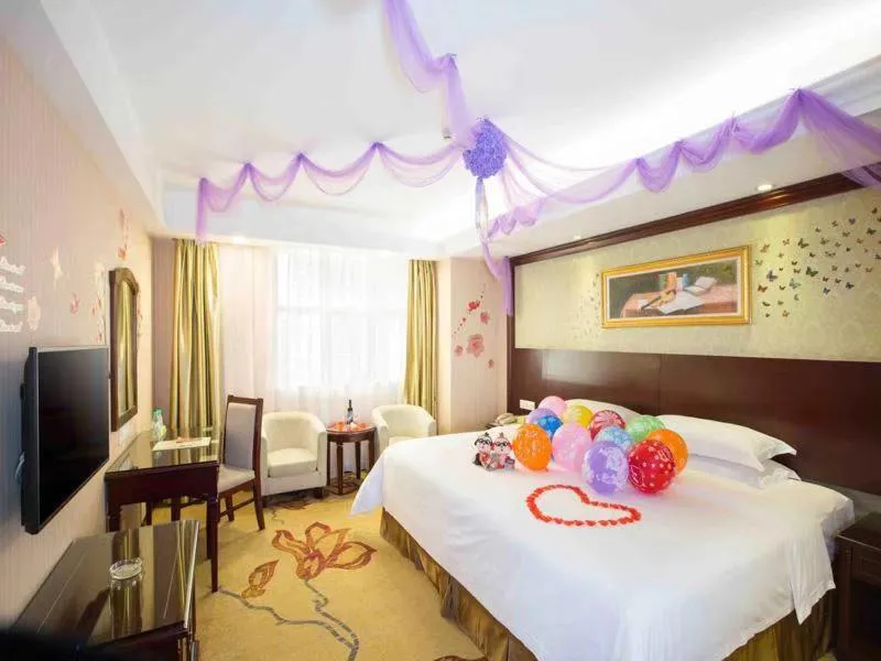 Bed in Vienna Hotel Huizhou Dahuxi