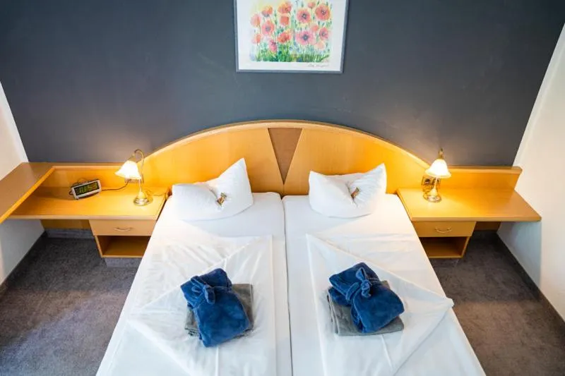 Bedroom, Bed in ThermenClubHotel "All in"