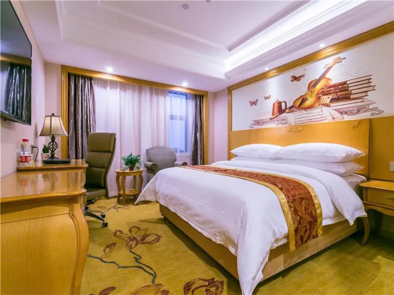 Bed in Vienna International Hotel Shanghai Pudong New International Exbition Central