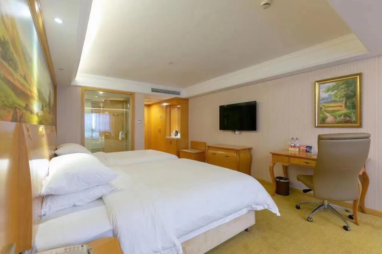 Bed in Vienna International Hotel Shanghai Pudong New International Exbition Central